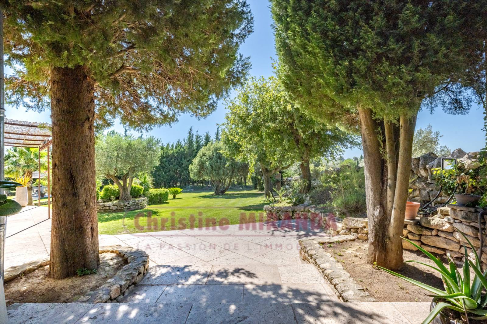 Propriété de caractère Saint-Restitut au calme, quartier résidentiel en position dominante, vue dégagée