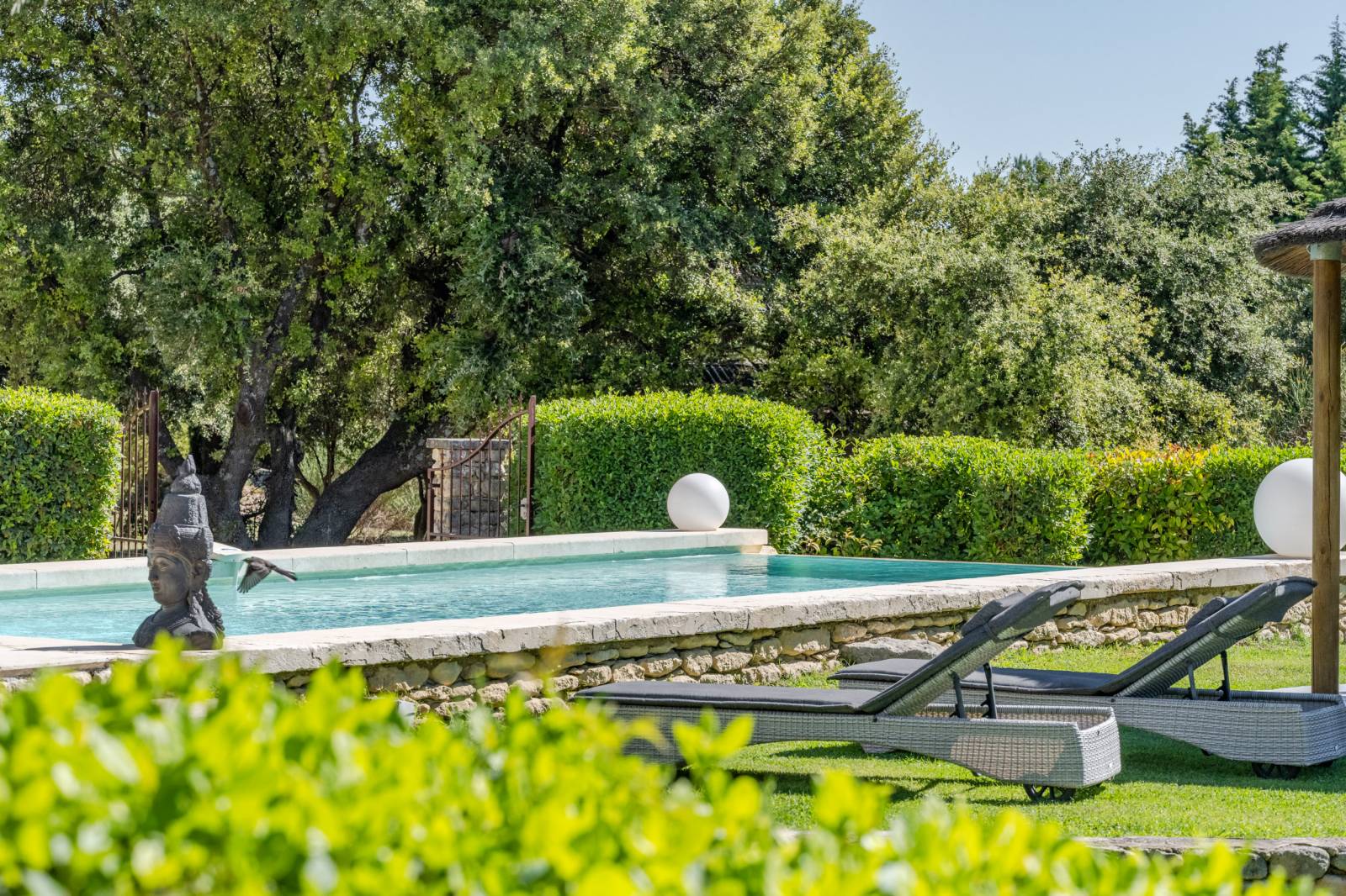 une piscine à débordement....