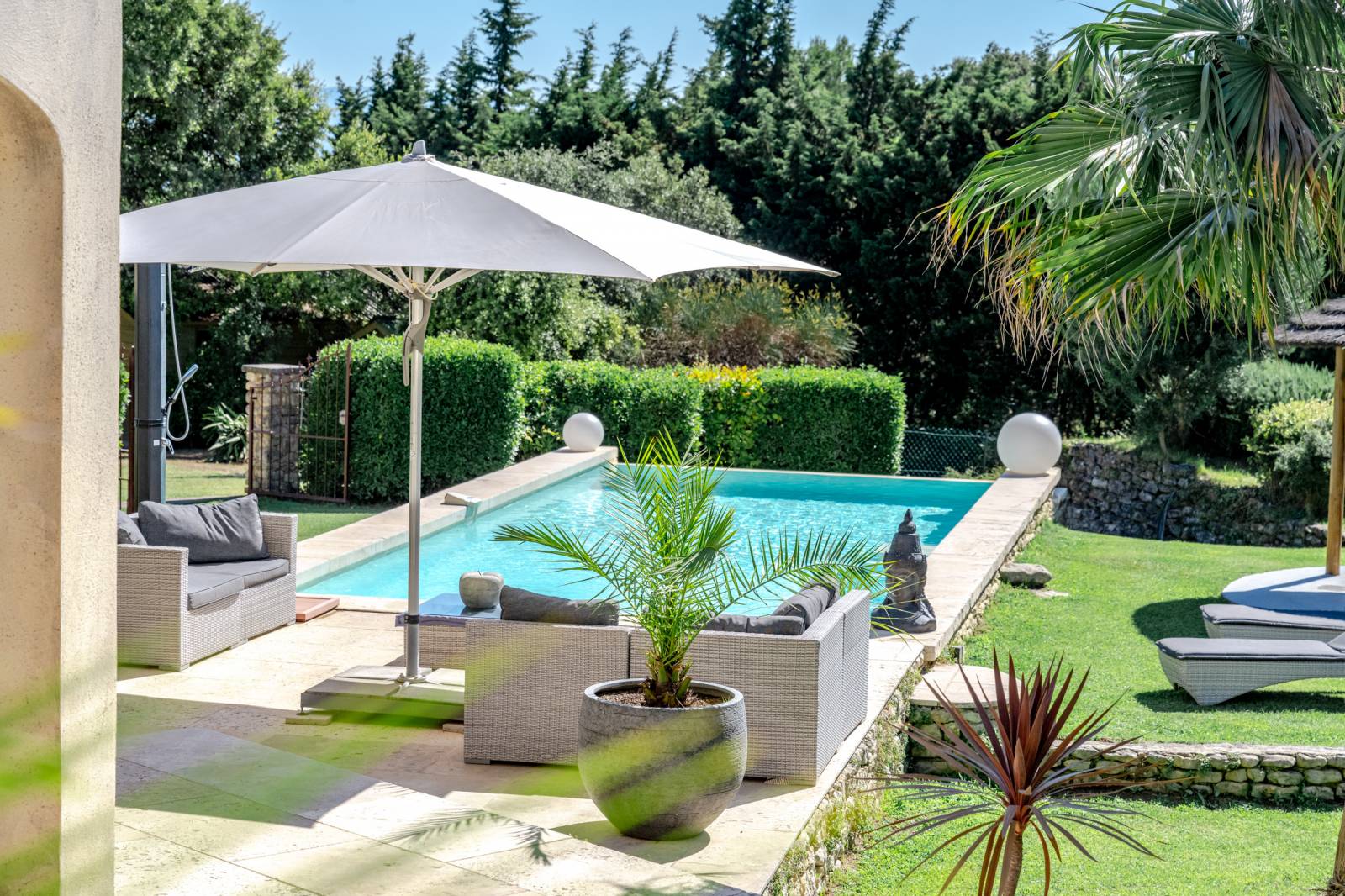 Propriété de caractère Saint-Restitut au calme, quartier résidentiel en position dominante, vue dégagée