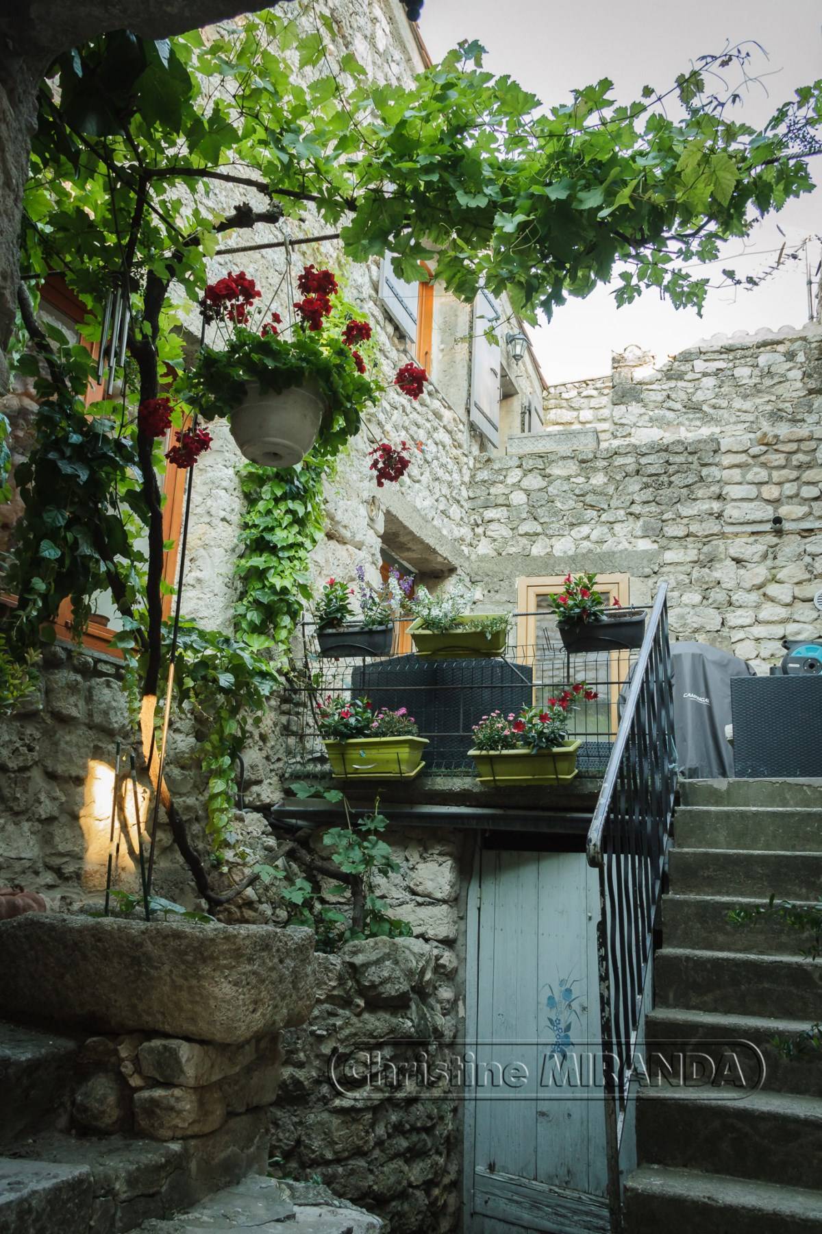 Charmante maison de village avec terrasse. Entièrement restaurée.  