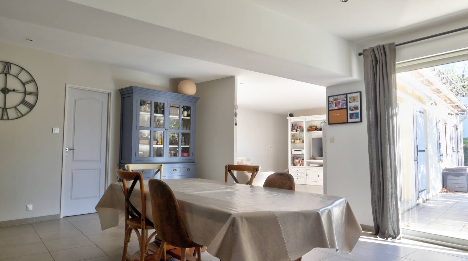 VILLA DE PLAIN PIED ROUSSAS EN DROME PROVENCALE Quartier résidentiel. Piscine