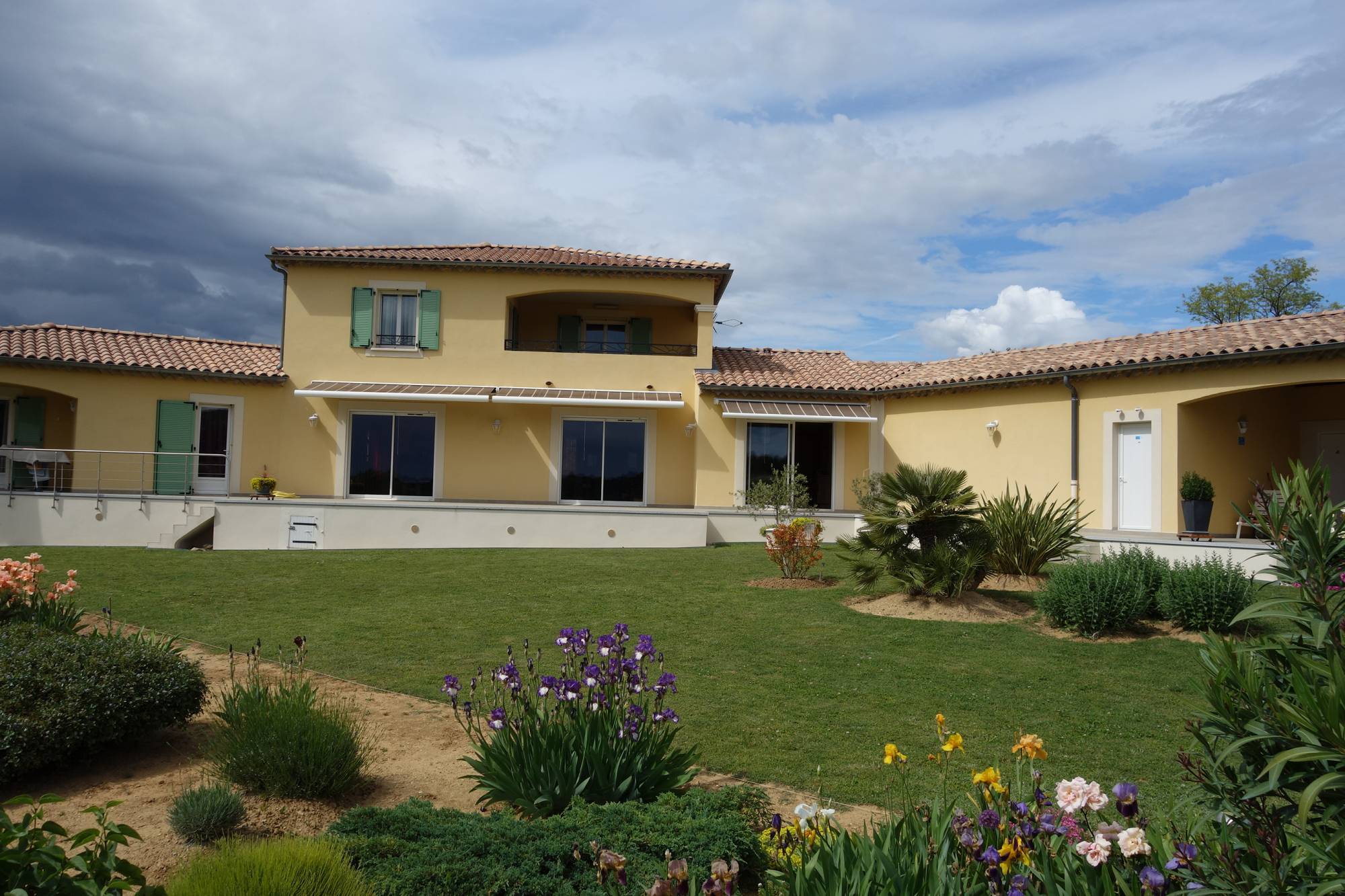 A vendre- Ardèche Méridionale - Belle villa d'architecte  avec vue