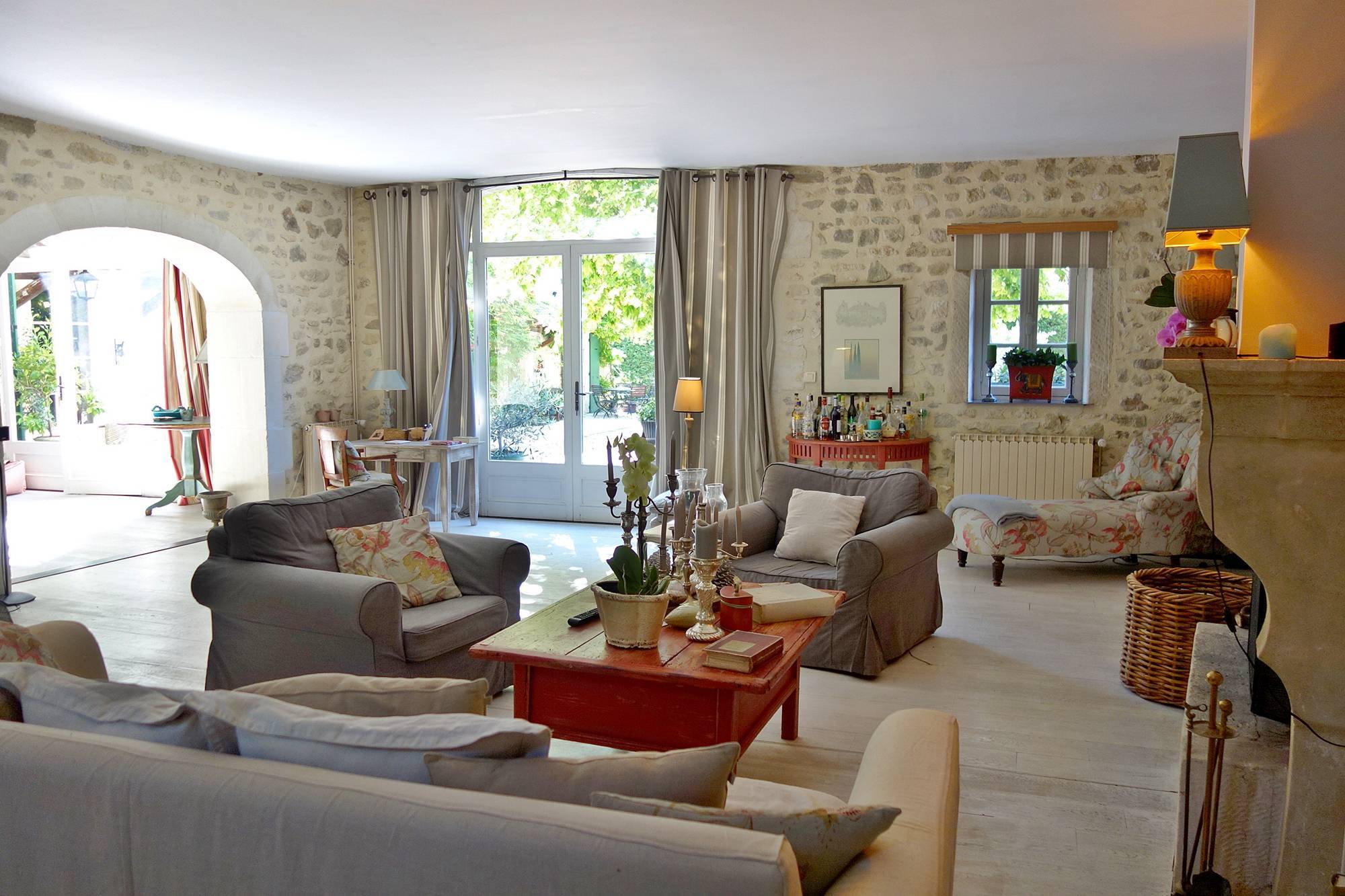 Propriété de caractère à vendre , 2 habitations, piscine proche Grignan