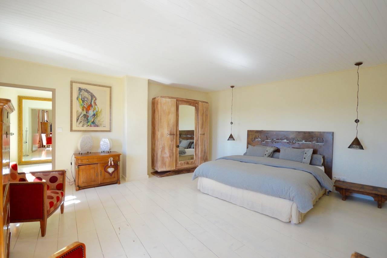 Propriété d'exception de 494m², au calme, terrain, piscine, 7 chambres