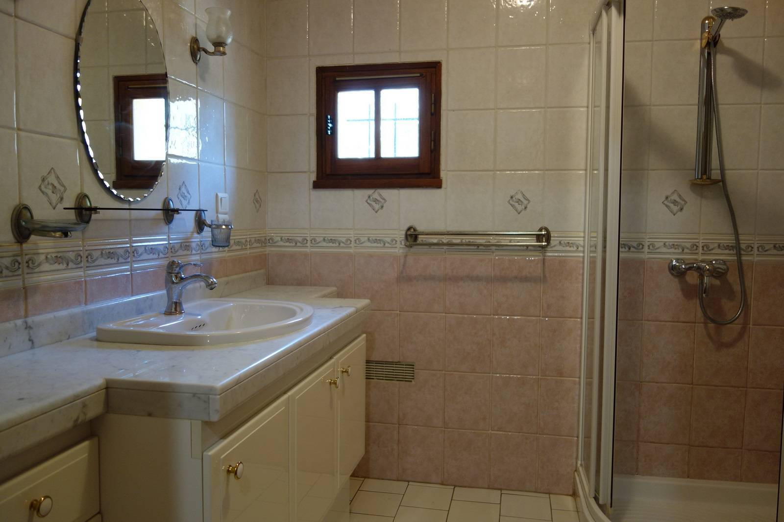 A vendre -  Suze la Rousse. Ferme à rénover  avec  appartement indépendant