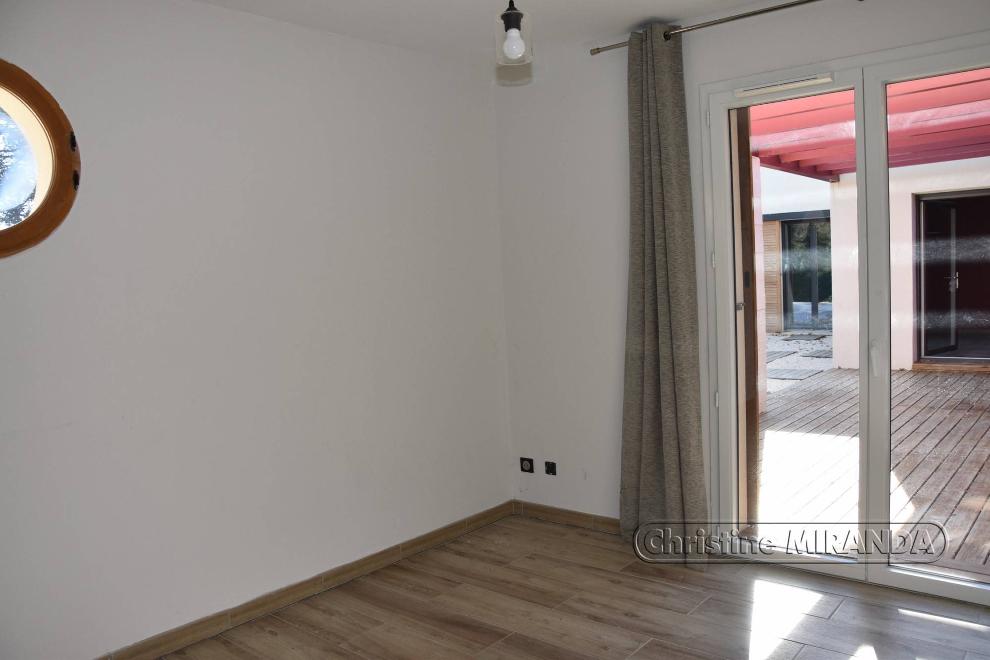 Villa de construction moderne et récente proche Saint Paul 3 Châteaux