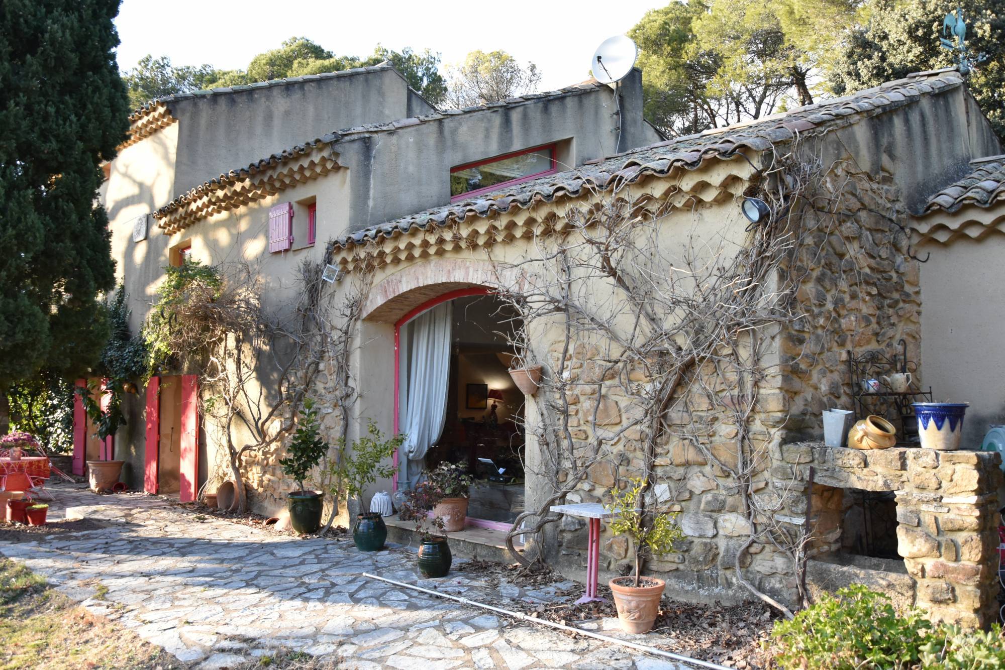 SECTEUR UCHAUX, à vendre une maison de caractère