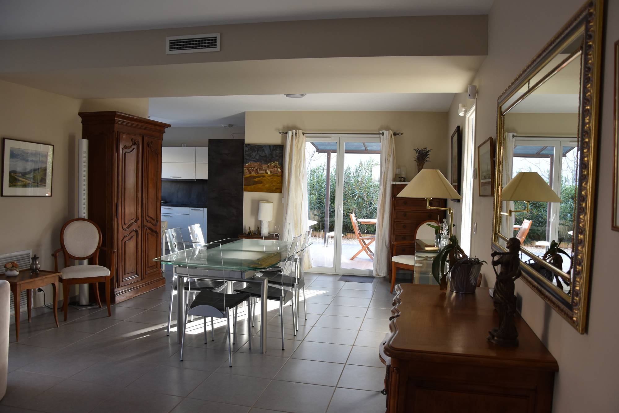 lumineuse et spacieuse pièce de vie