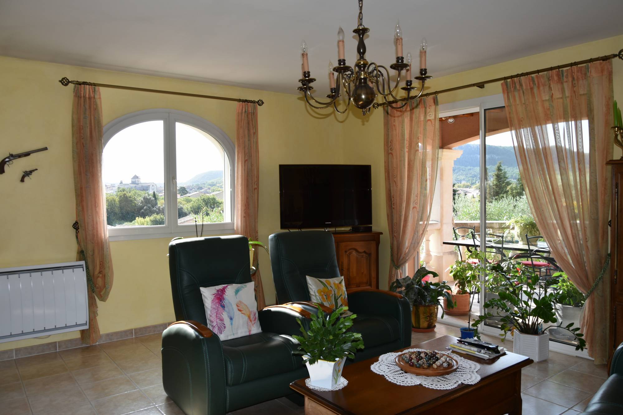 Villa en position dominante avec vue dégagée, à deux pas du centre-ville