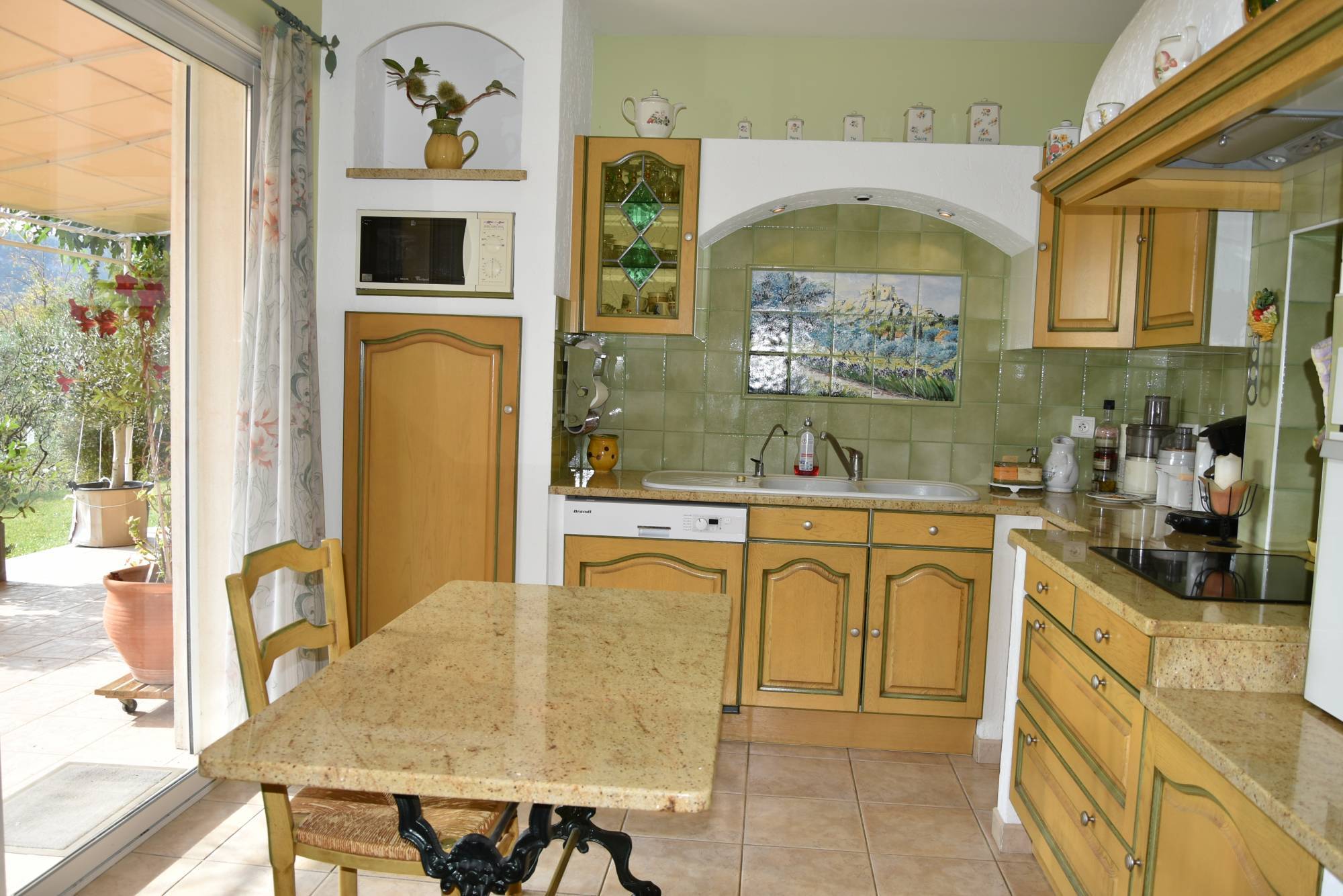 Villa en position dominante avec vue dégagée, à deux pas du centre-ville