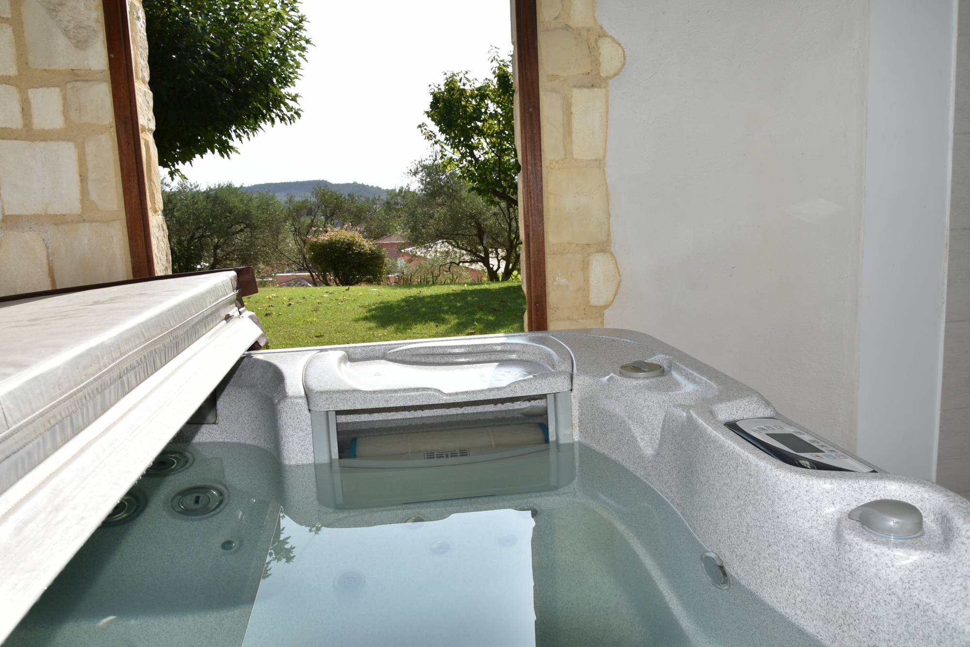 Villa en position dominante avec vue dégagée, à deux pas du centre-ville