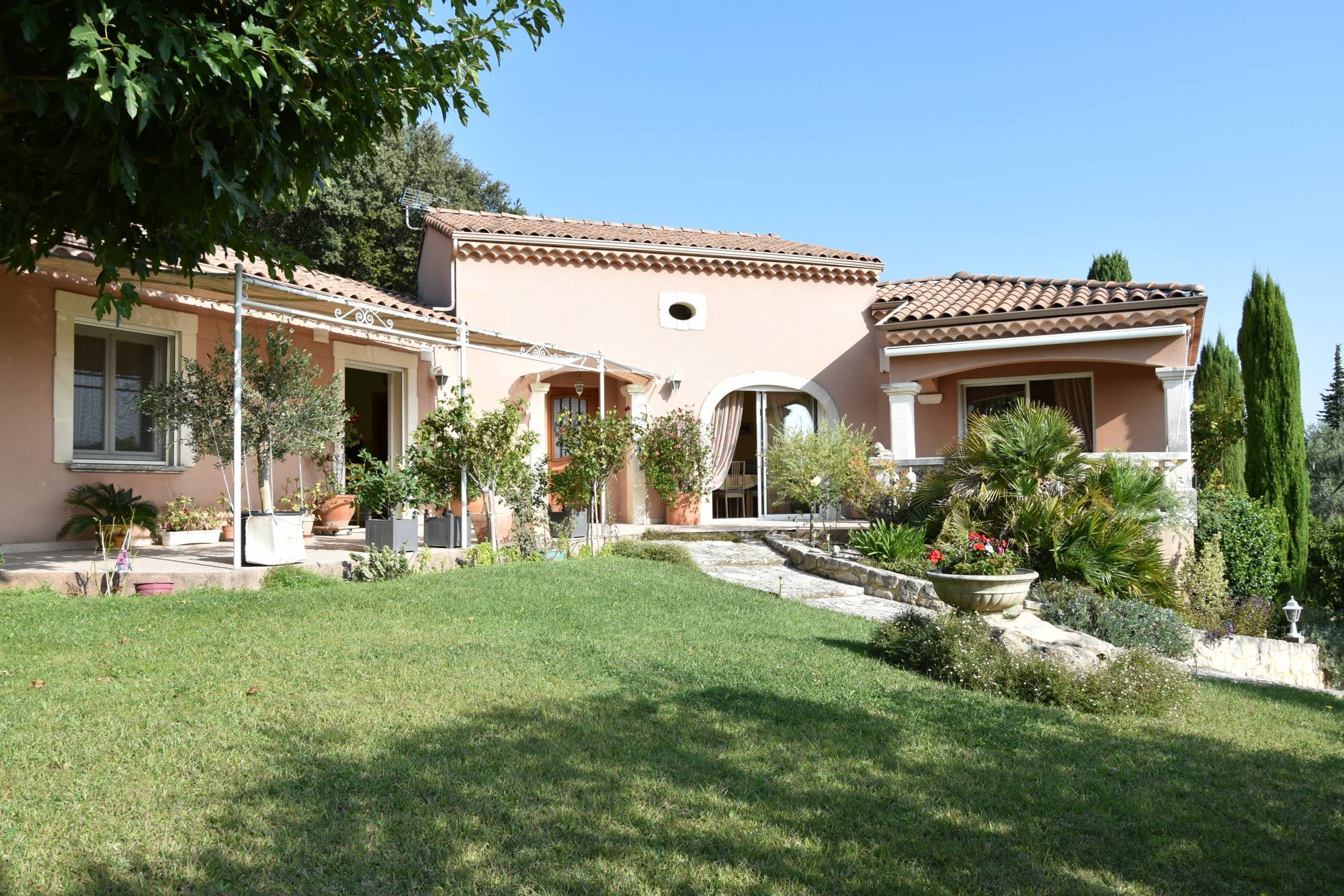 Villa en position dominante avec vue dégagée, à deux pas du centre-ville