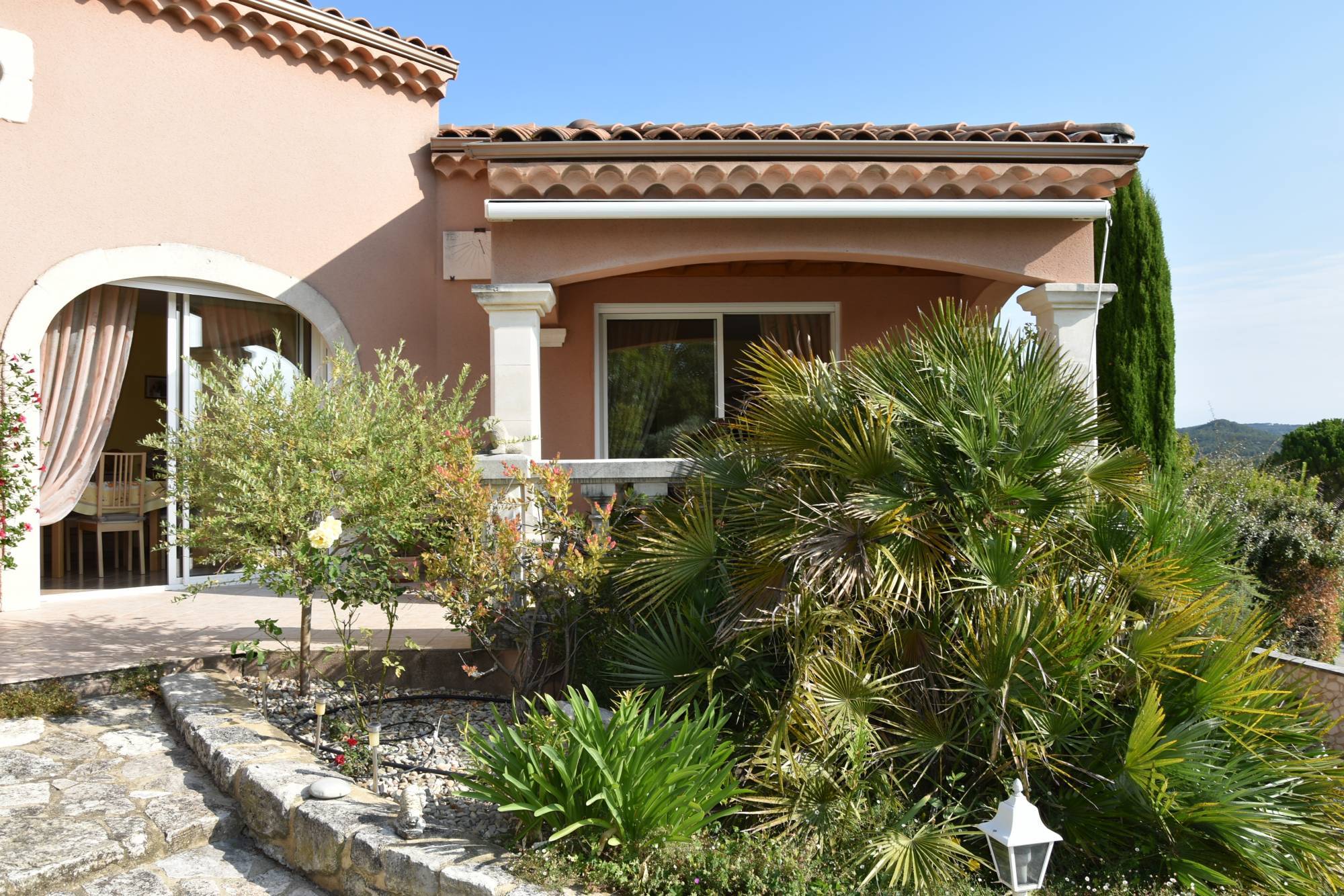 Villa en position dominante avec vue dégagée, à deux pas du centre-ville