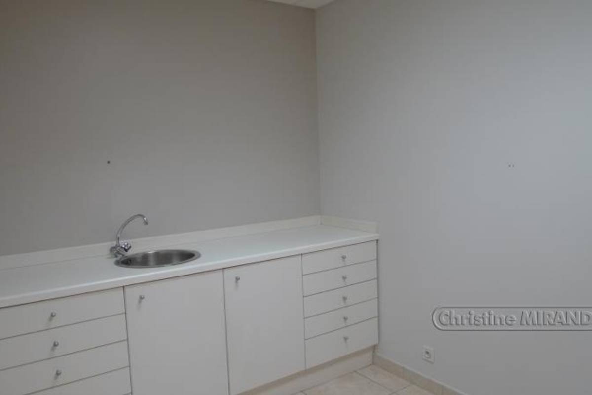 En plein cœur de St Paul Trois Châteaux , maison au fort potentiel 