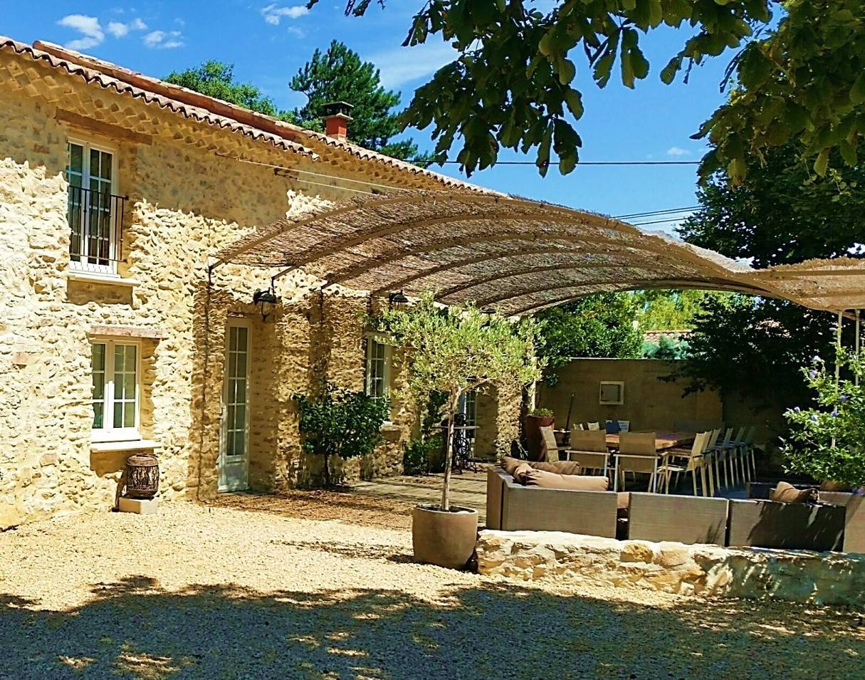 Mas Provencal avec piscine vendu par l'agence Christine Miranda à Uchaux