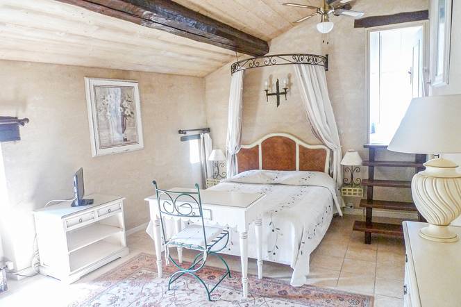 A vendre mas restauré sur 4800m² de terrain La Garde Adhémar  - Ref 3882OP