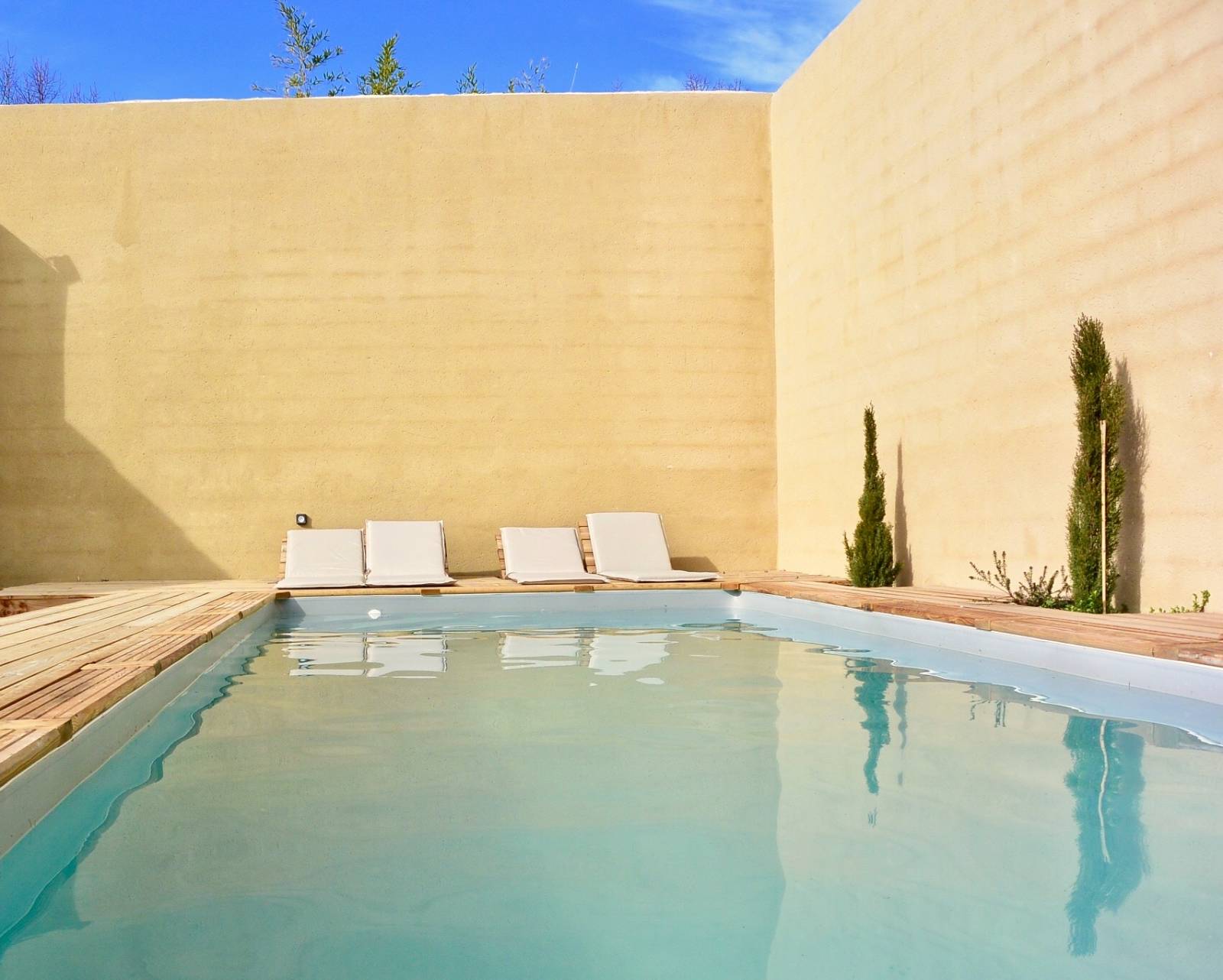 Maison de village avec beaux volumes, piscine Rochegude centre village lumineuse, confortable, 