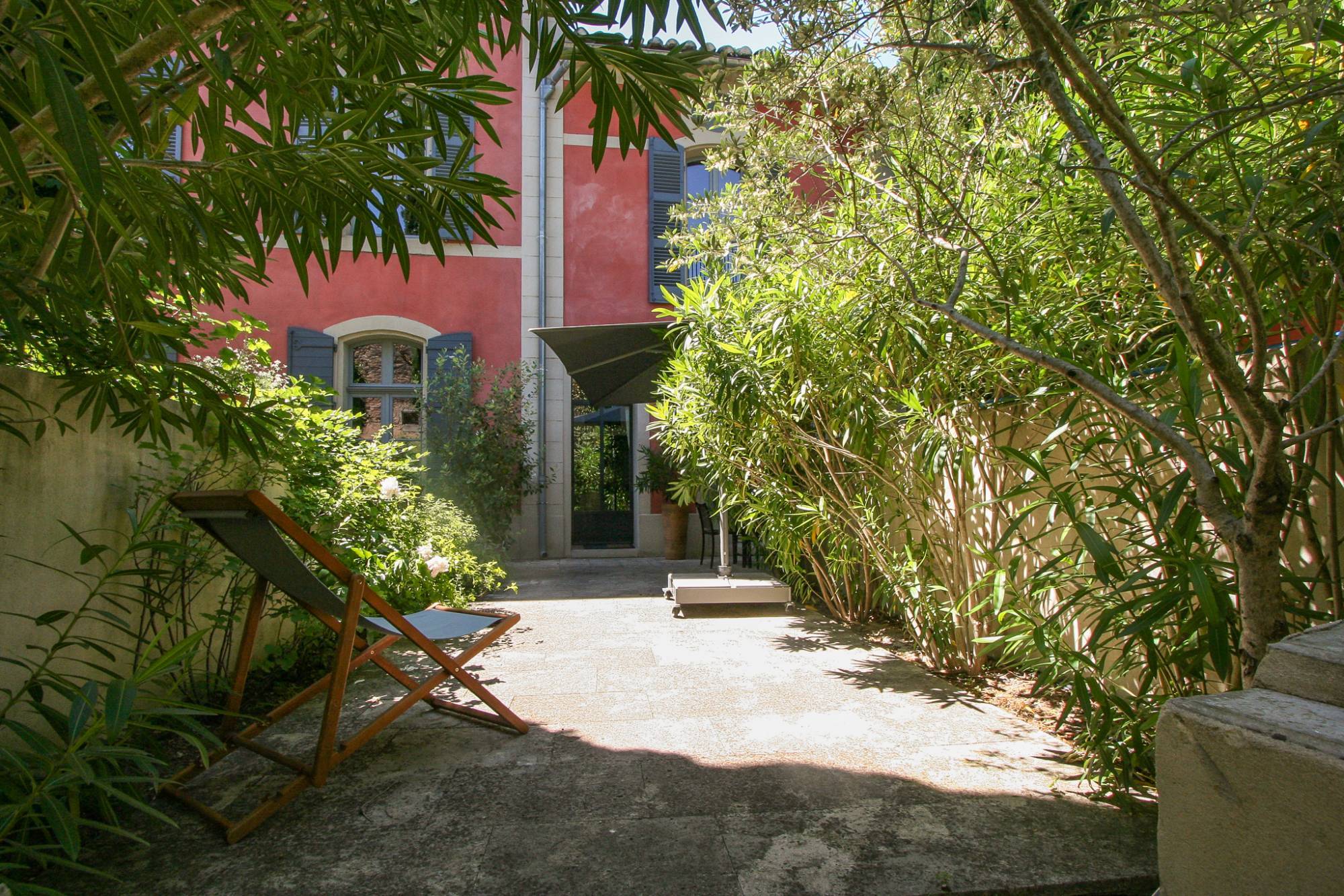   Hôtel particulier sur 4 niveaux avec ascenceur, 7 ch, 6 bains, jardinet et bassin