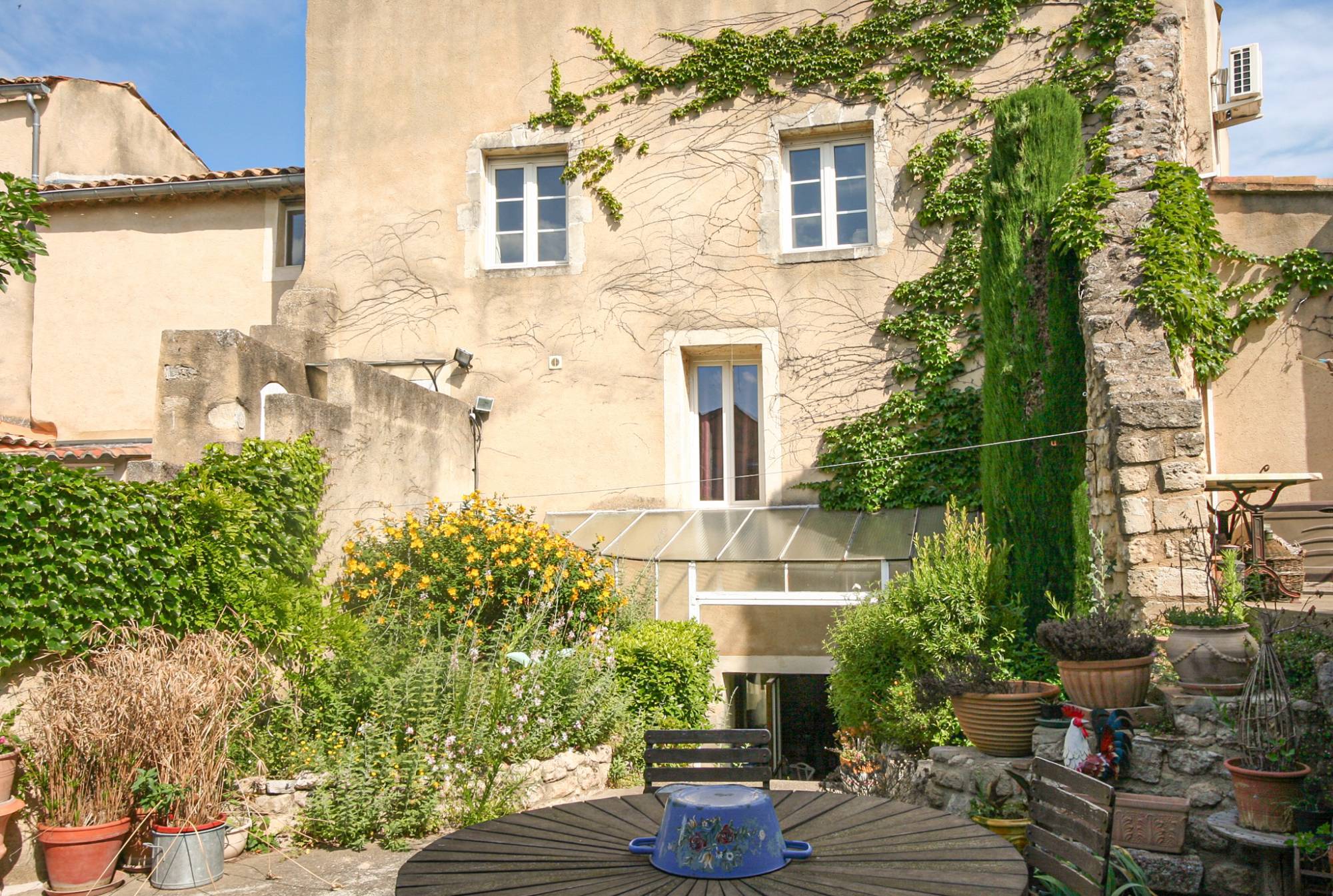 Maison de village avec terrasse à vendre sur st paul 3 chtx