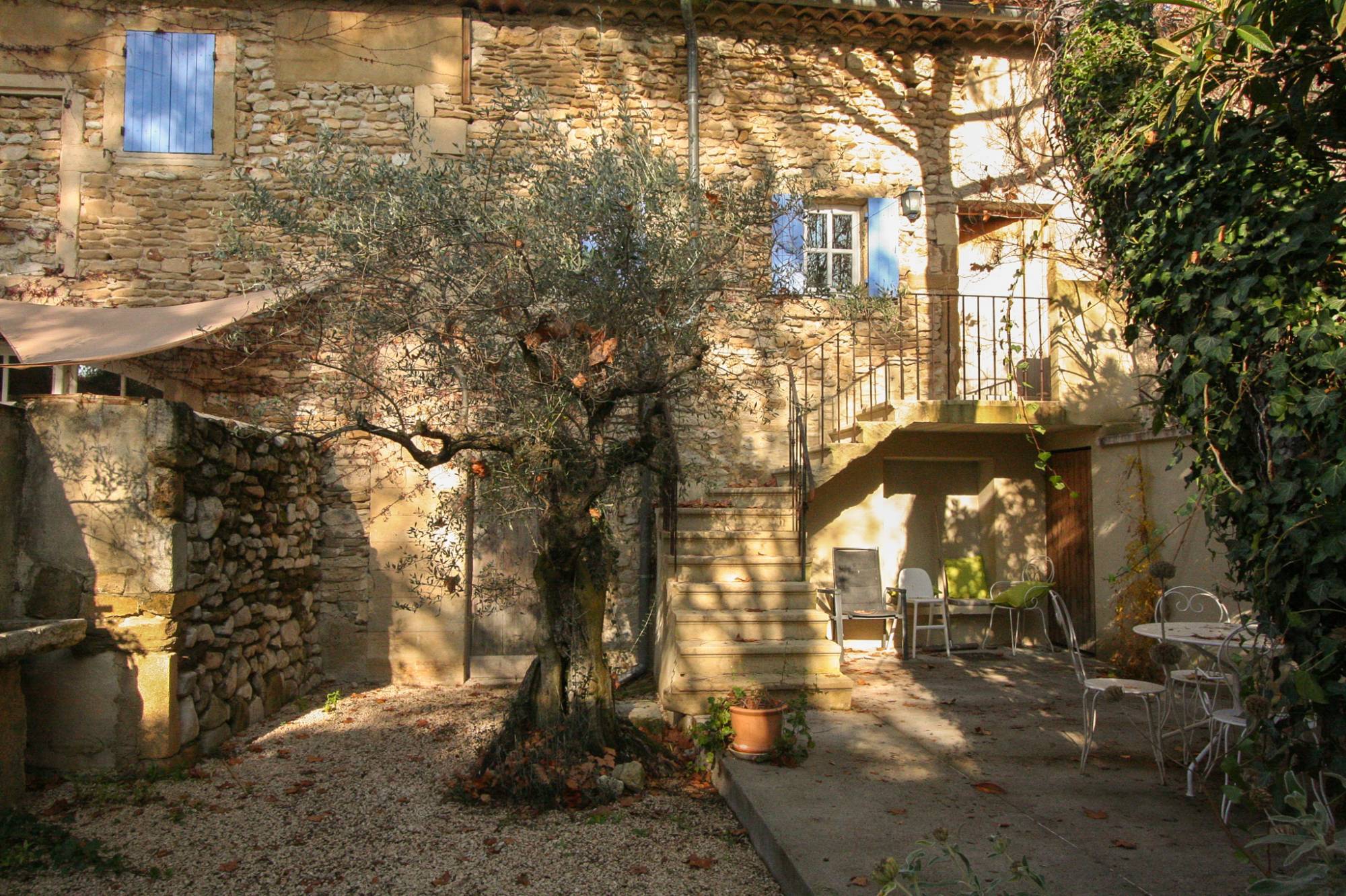  Enclave des Papes, dans copropriété  avec cour intérieure et terrasse, VENDU PAR NOS SOINS