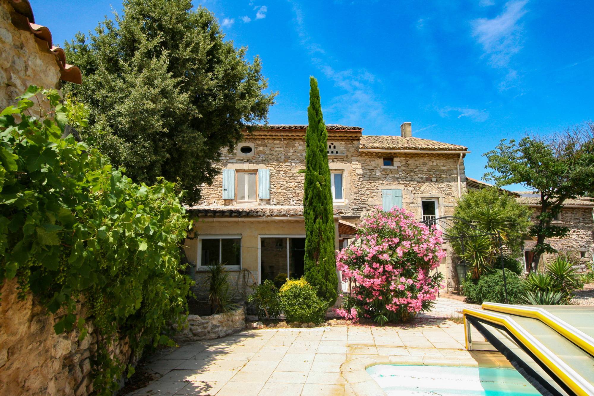 maison en pierre avec  terrasse 