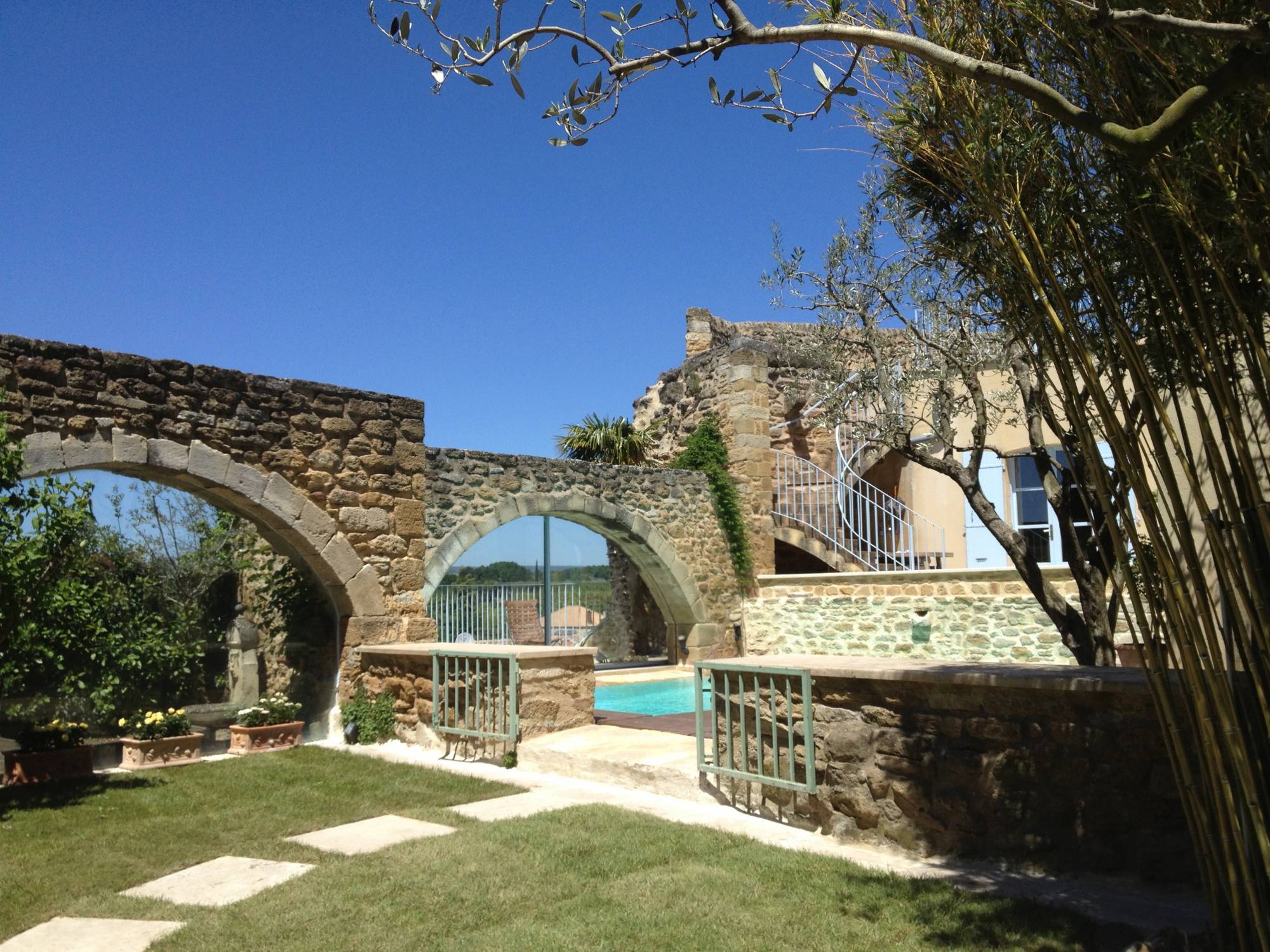 Propriété de caractère dans l'Enclave des Papes