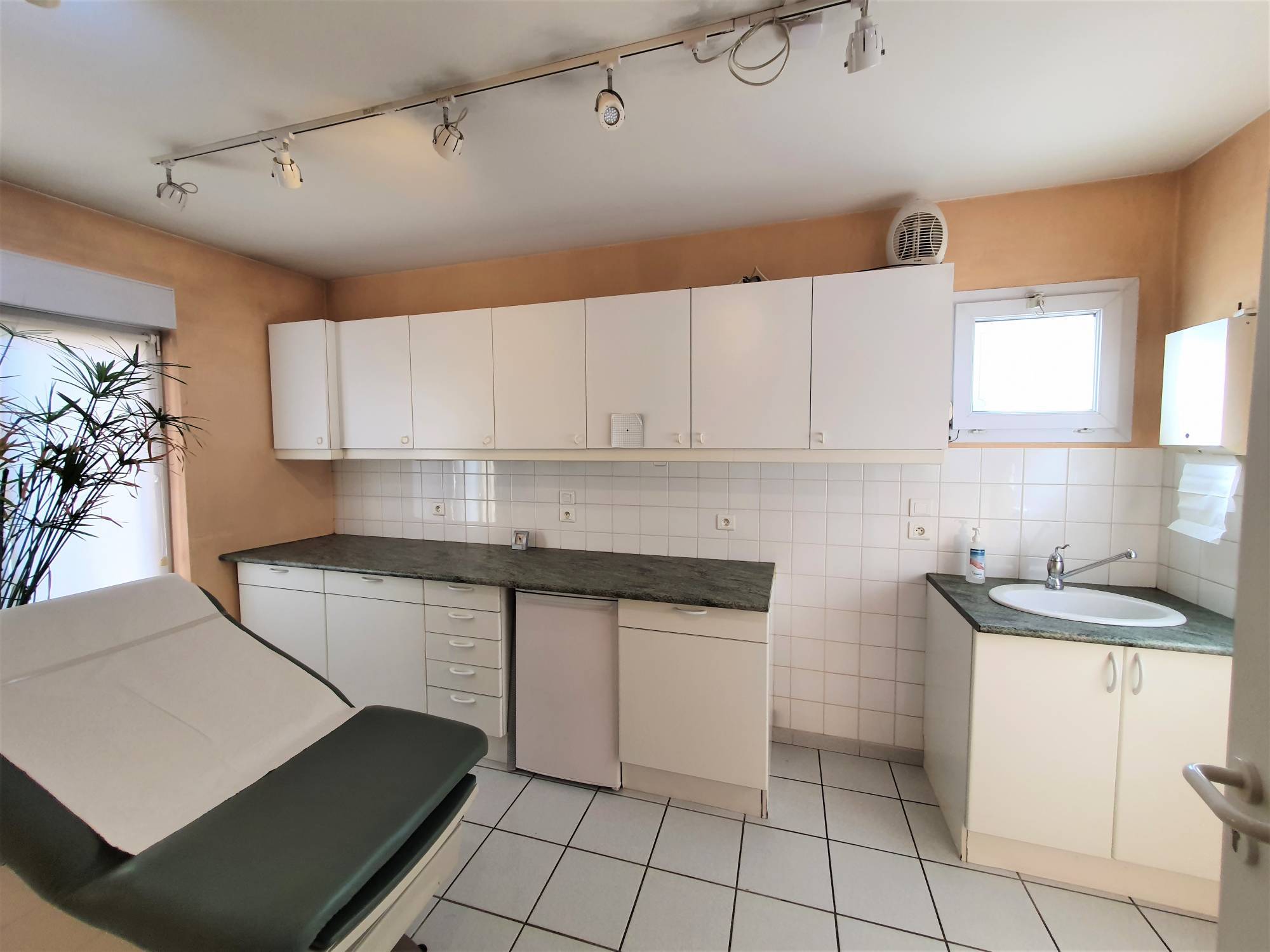 A VENDRE,  local professionnel en copropriété Tulette  