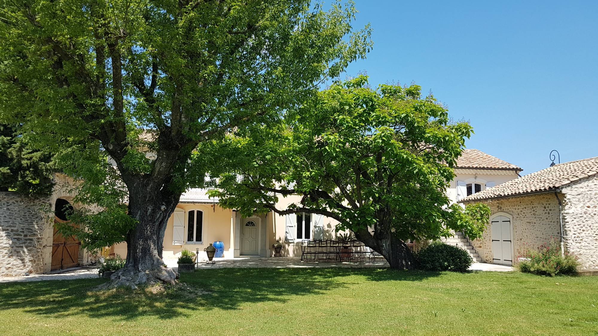 Enclave des Papes,  Mas de village restauré avec piscine, VENDUE PAR NOS SOINS