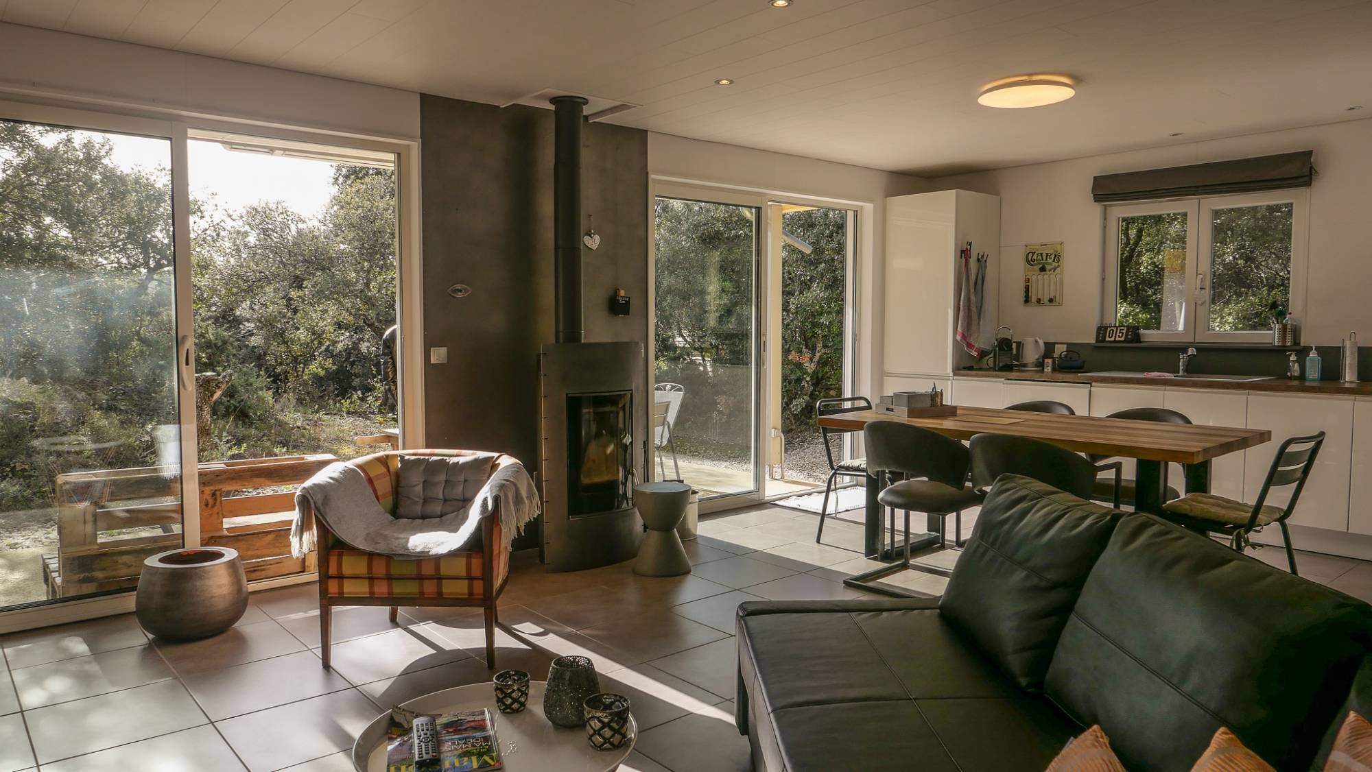 Une propriété à vendre sur St Restitut comprenant 2 villas mitoyennes et piscine   