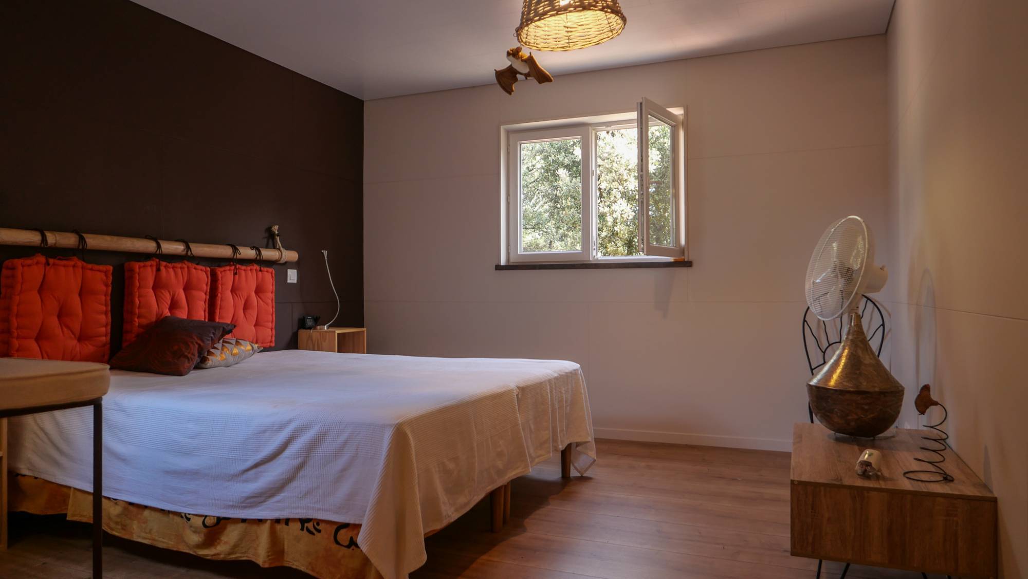 Une propriété à vendre sur St Restitut comprenant 2 villas mitoyennes et piscine   