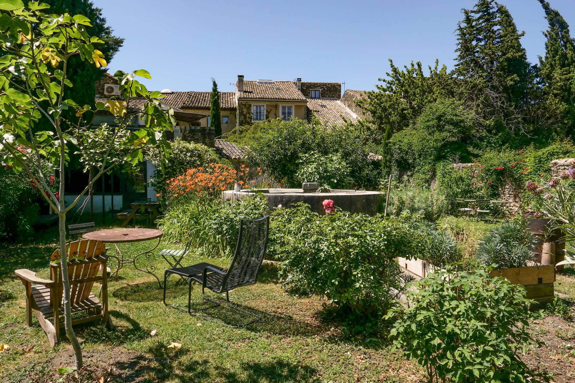 Au coeur d'un village du Haut  Vaucluse.....A vendre Hôtel particulier