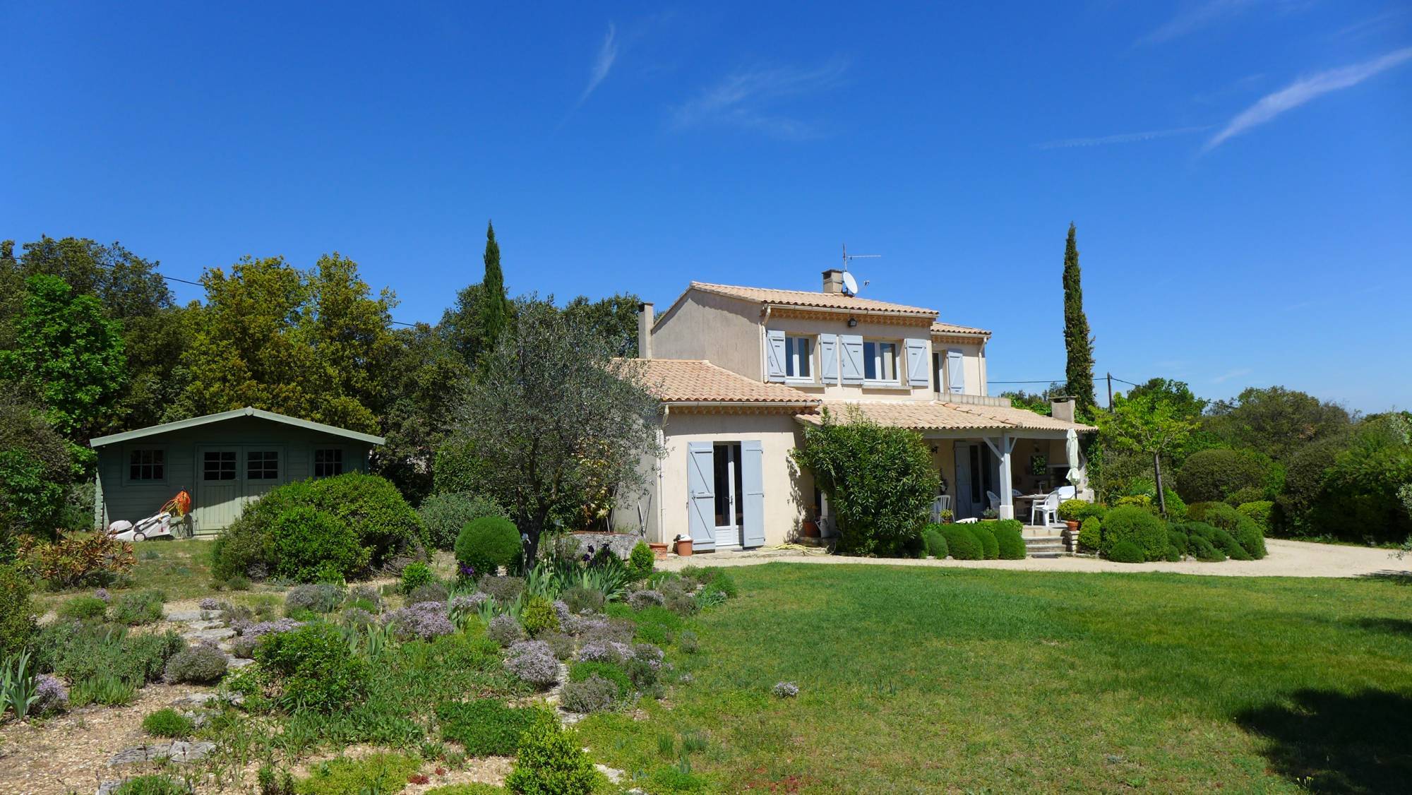 Villa dans quartier résidentiel