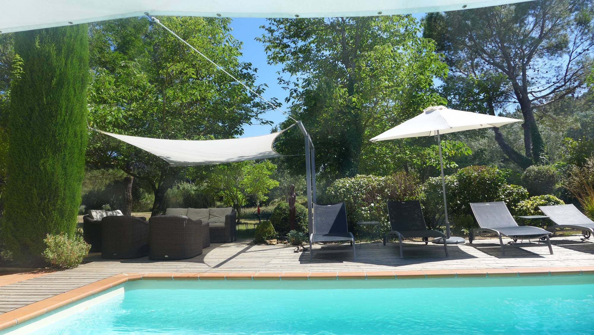 piscine avec cuisine d'été équipée