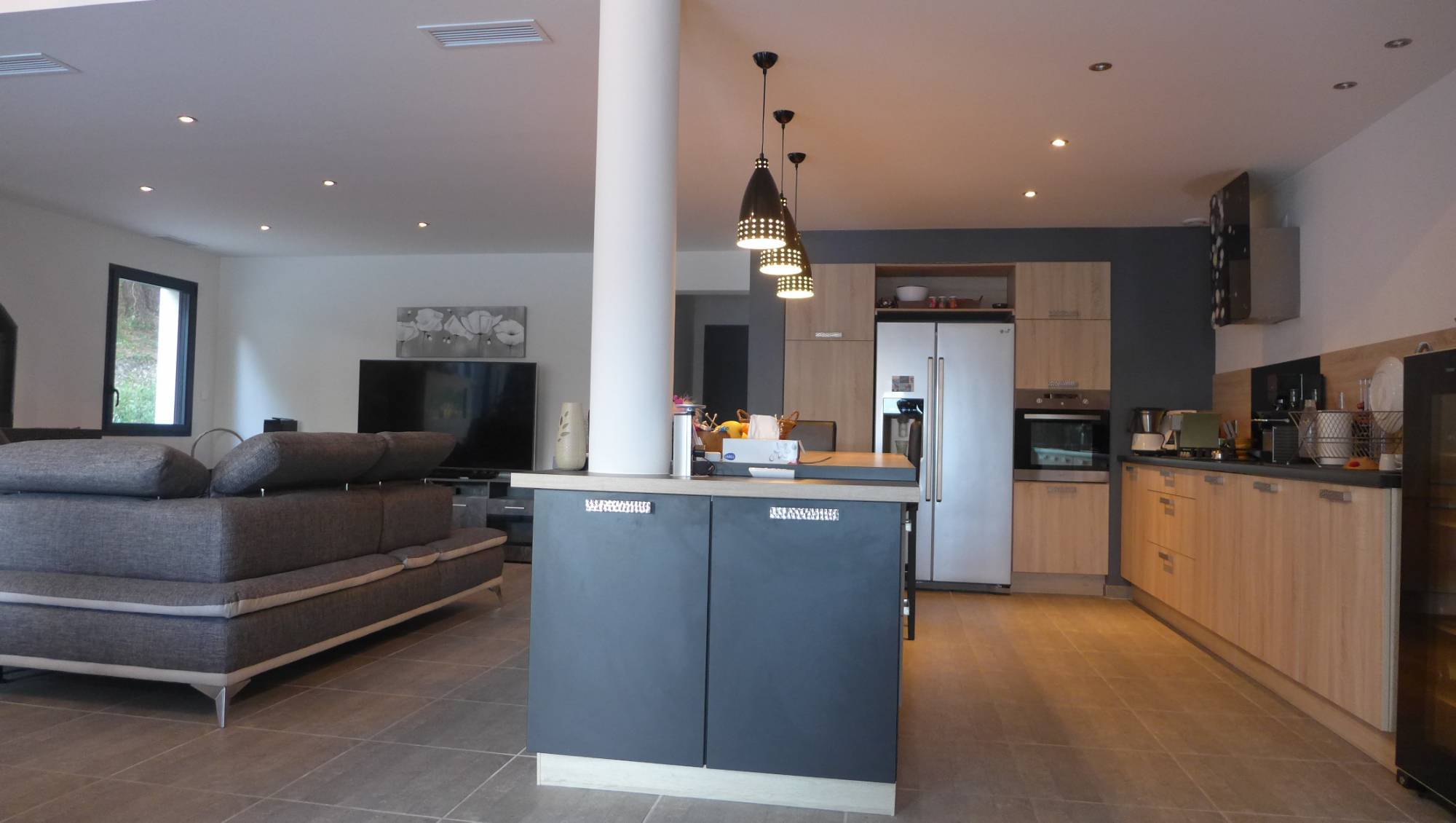 PIECE DE VIE LUMINEUSE ET SPACIEUSE