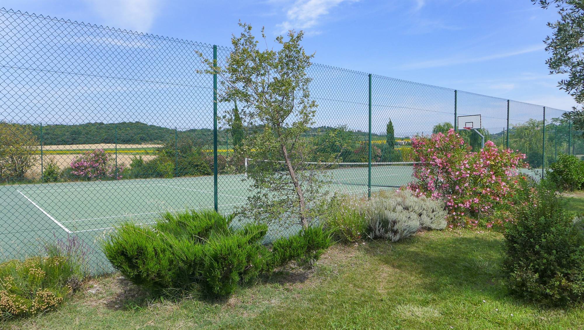 Propirété à vendre en drome avec terrain de tennis 