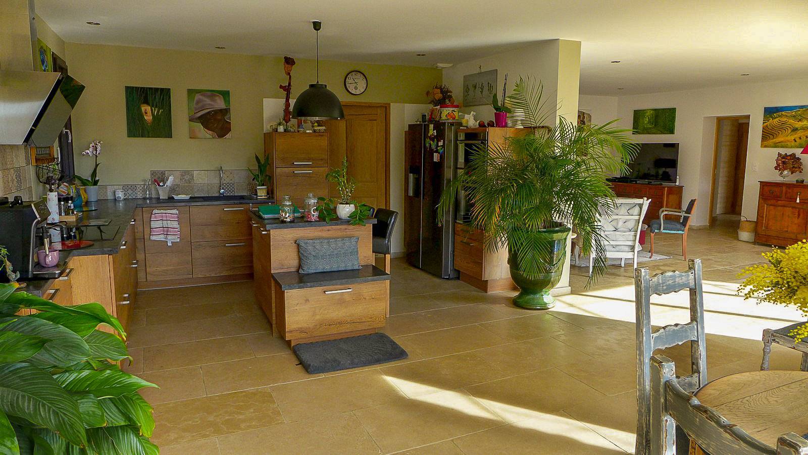 Suze la Rousse, Villa à vendre  en pierres apparentes , jardin, piscine COMPROMIS EN COURS