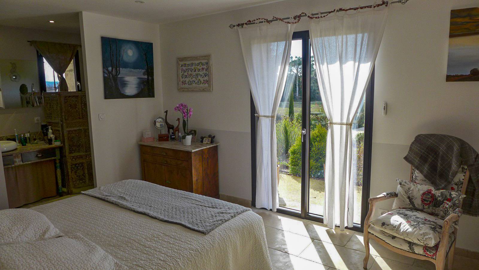 Suze la Rousse, Maison en pierres apparentes, jardin, piscine