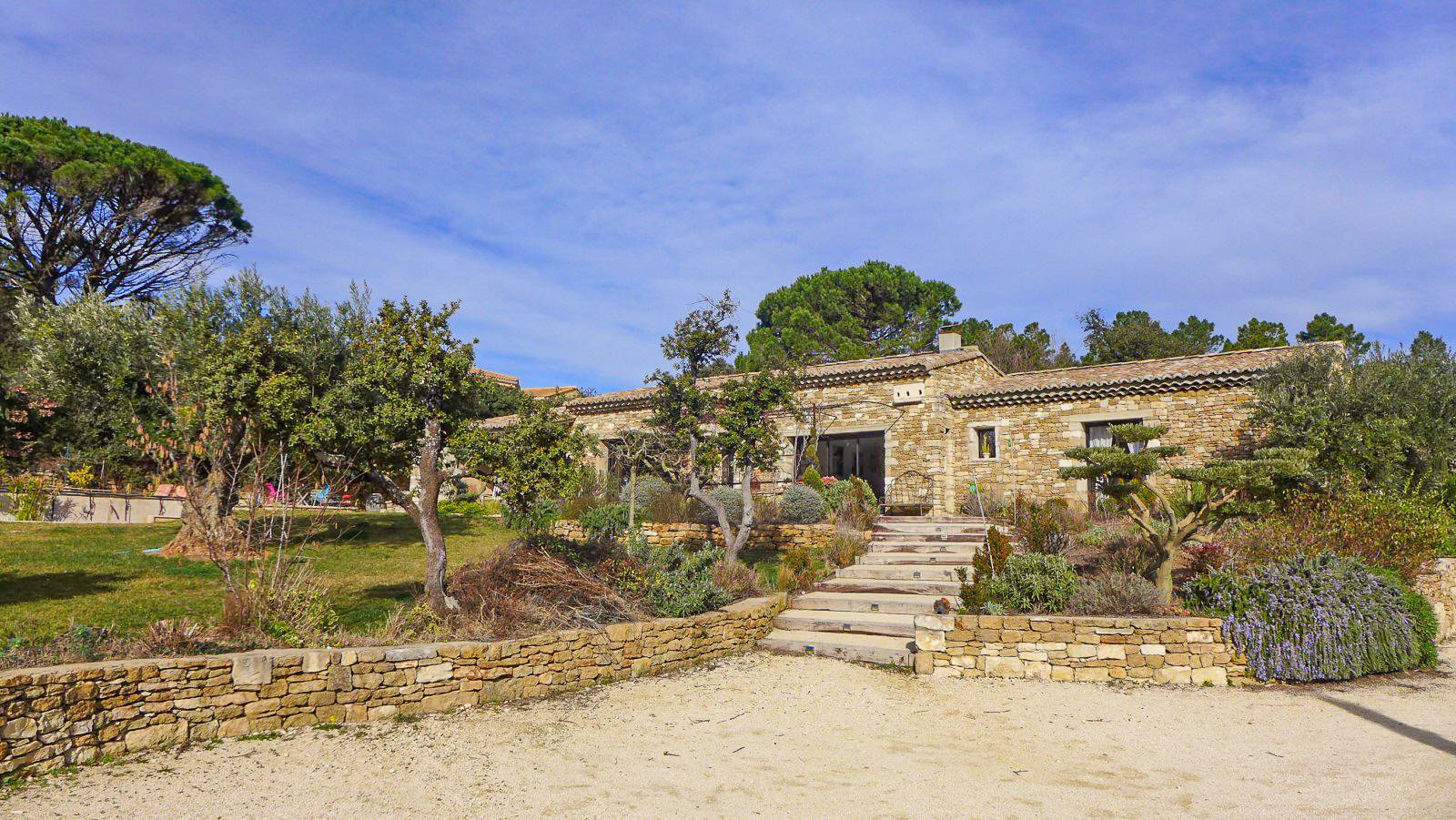 Suze la Rousse, Maison en pierres apparentes, jardin, piscine