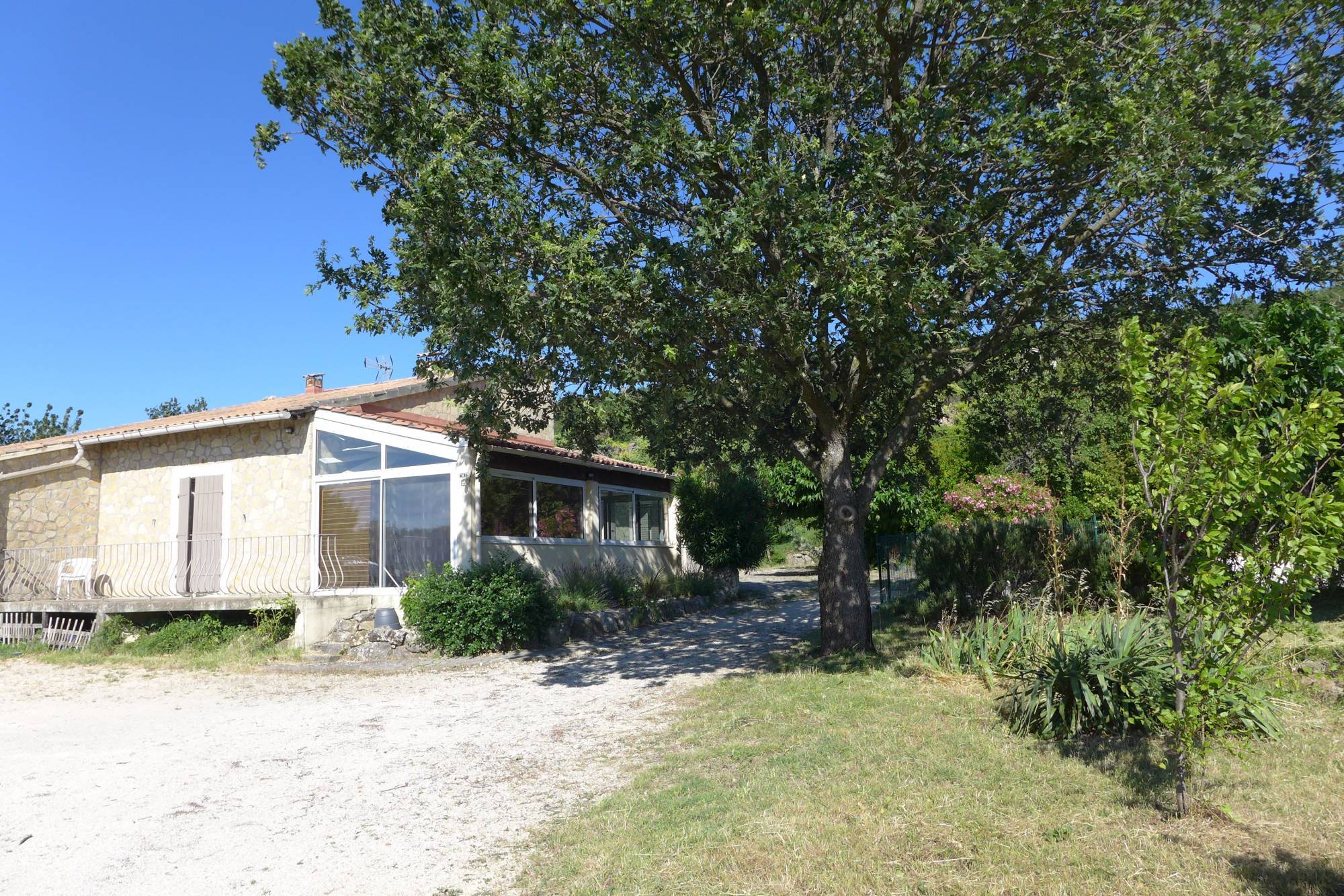  A vendre, La Garde Adhémar, villa avec 4 chambres, terrain, piscine et garage 