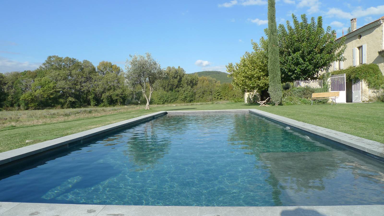 Mas restauré piscine volumes calme drome provencale