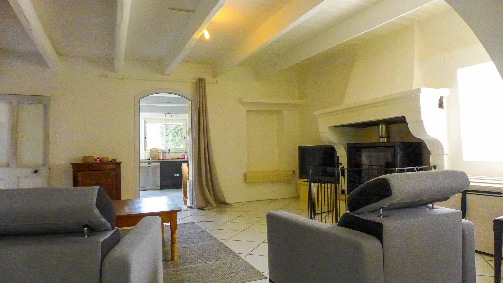 un bal espace salon avec cheminée 