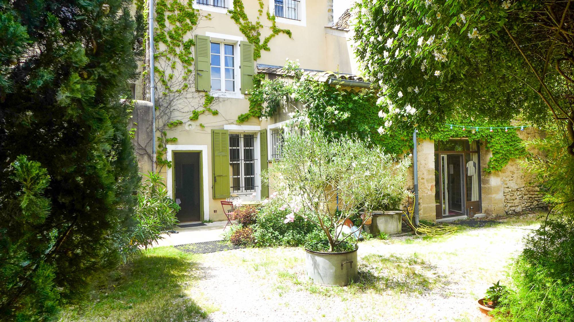 Au coeur d'un village du Haut  Vaucluse.....A vendre Hôtel particulier