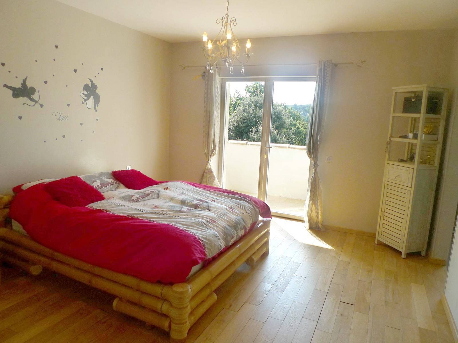 Réalisation de 2011, beaux volumes, belles prestations....