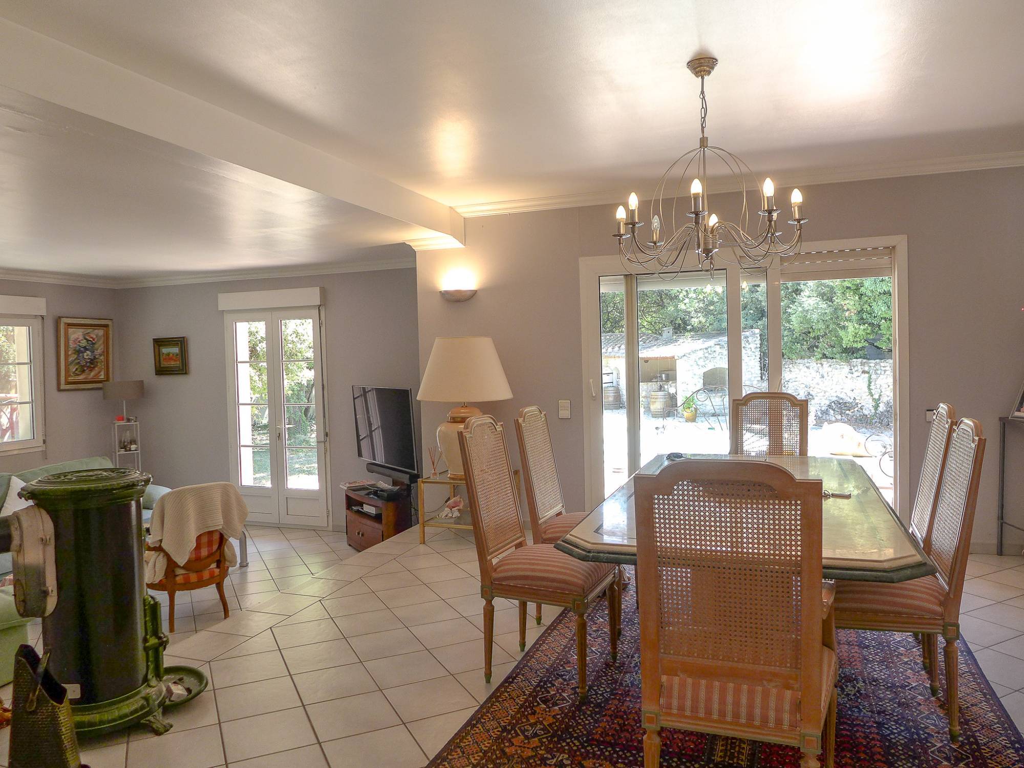 SALON/SEJOUR DONNANT SUR TERRASSE 