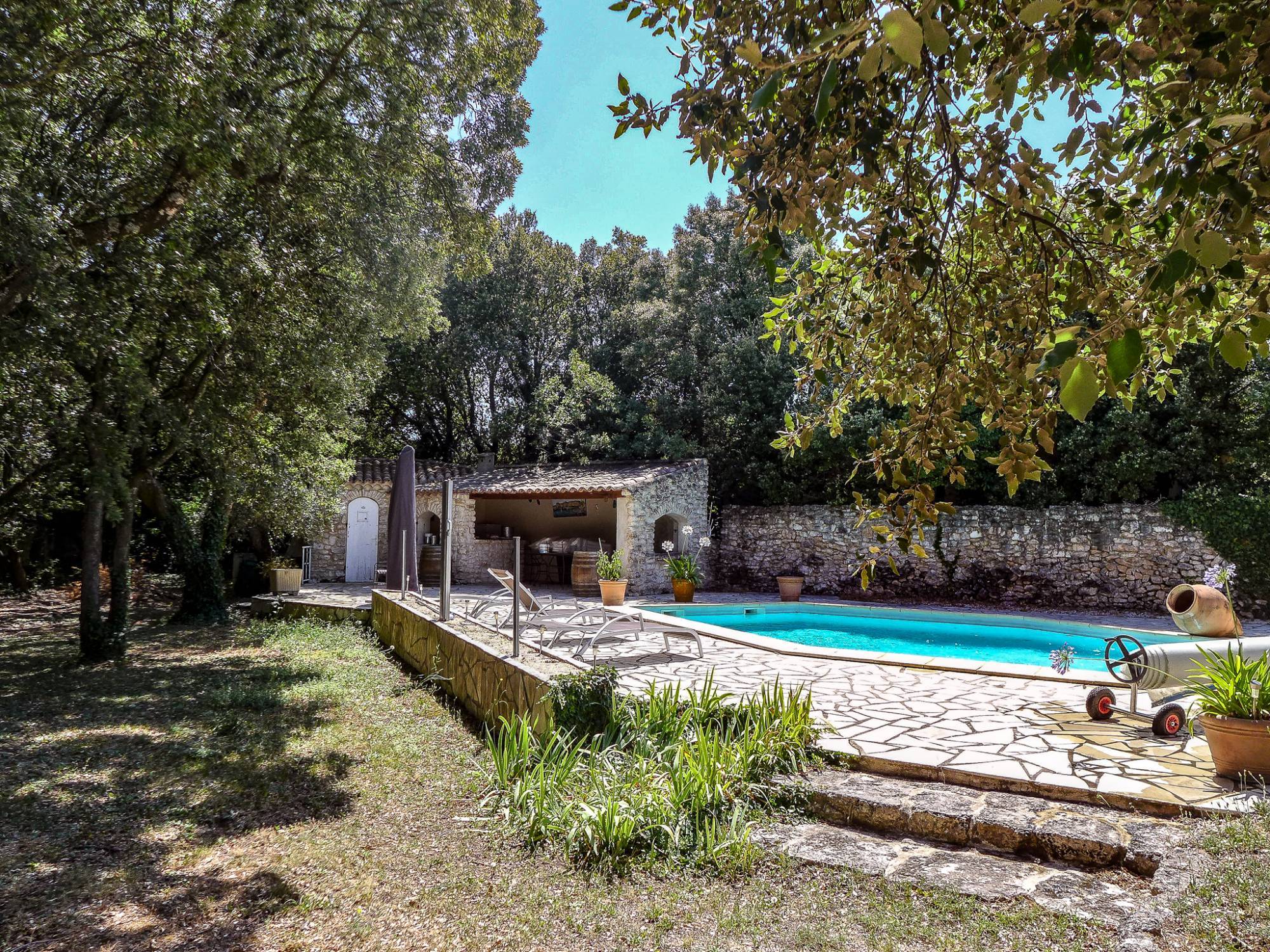 BE L ESPACE PISCINE AVEC POOL HOUSE