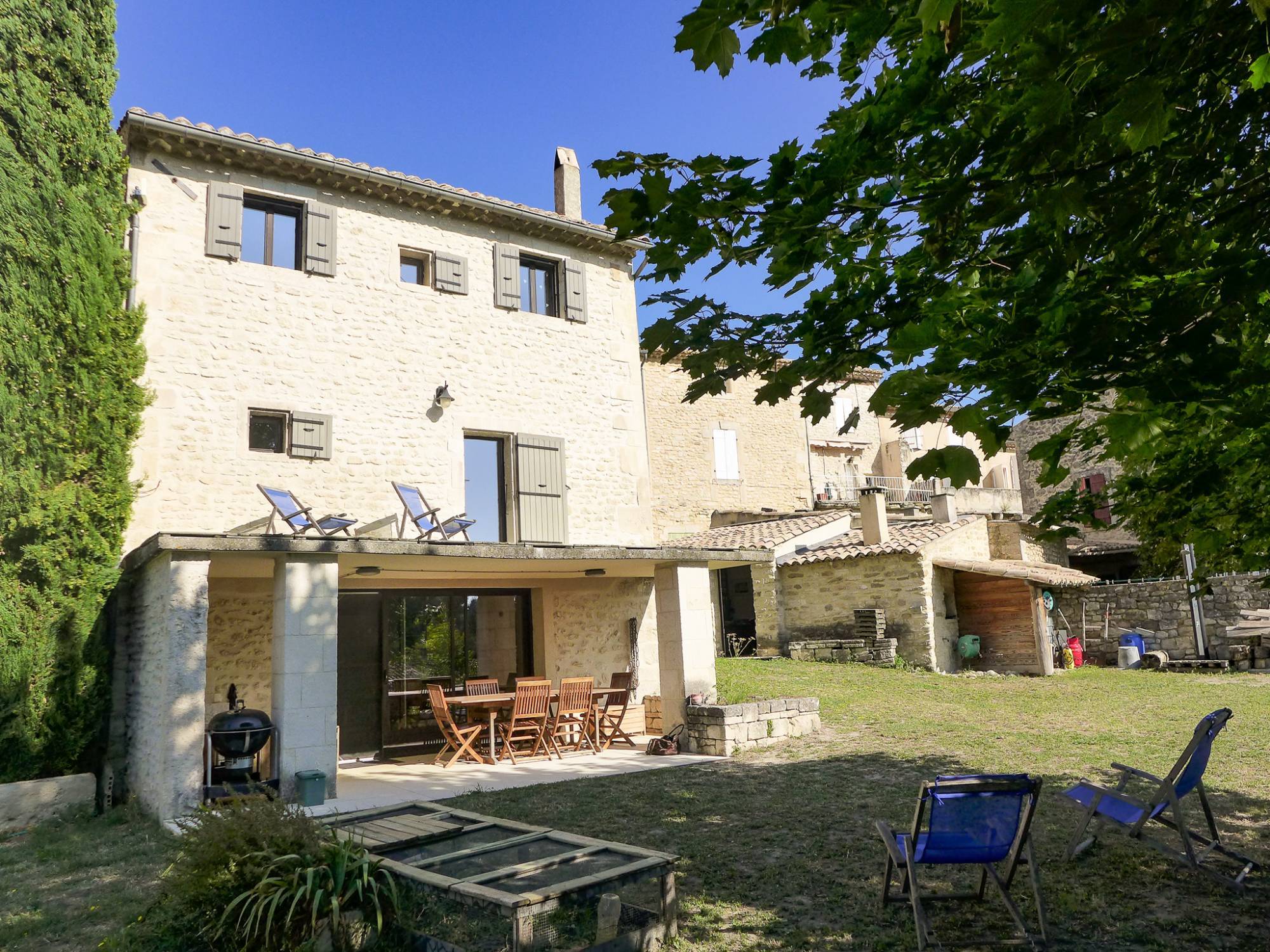 EXCLUSIVITÉ, maison de village restaurée, 3 ch. jardin VENDUE PAR NOS SOINS St Restitut  