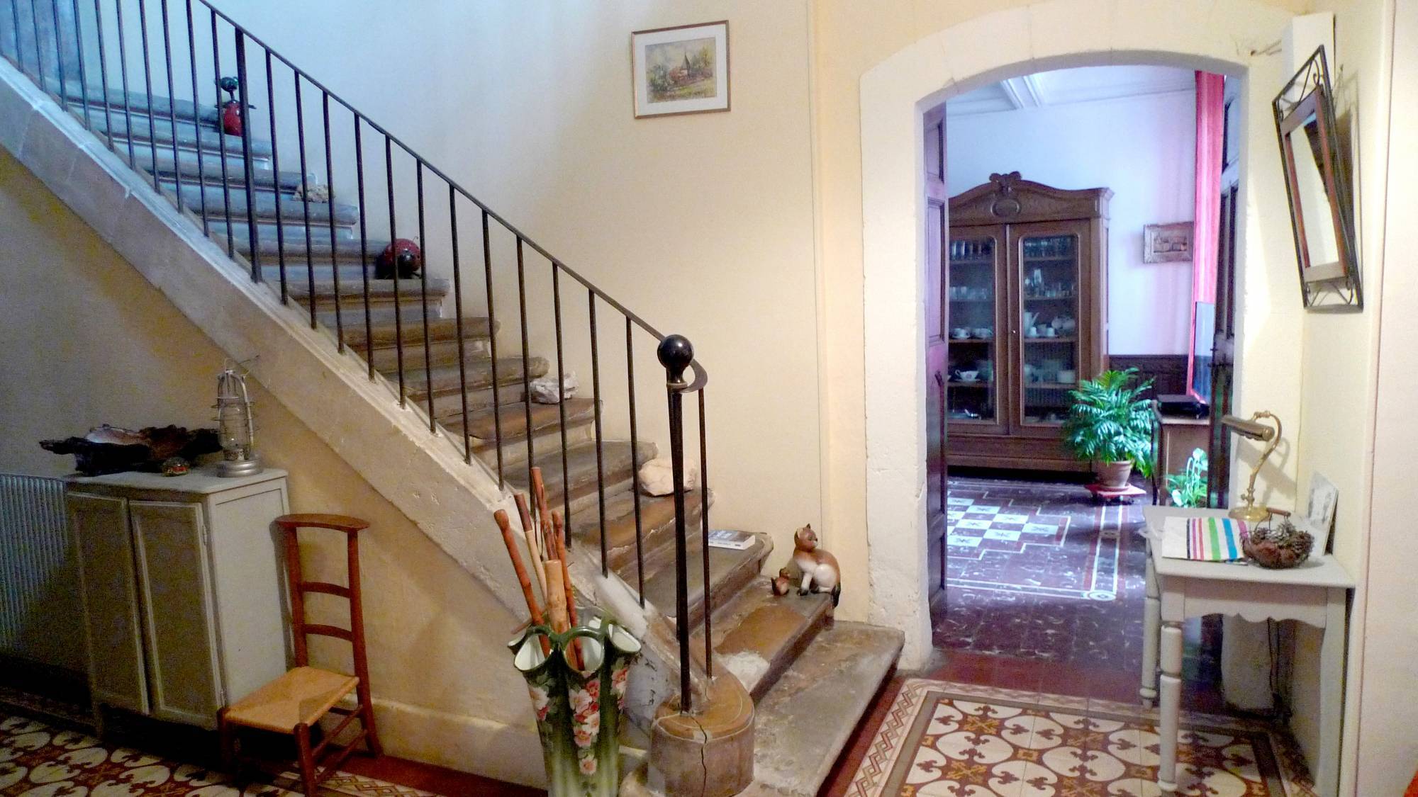 Ravissante maison de maître au cœur d'un village provençal vivant toute l'année