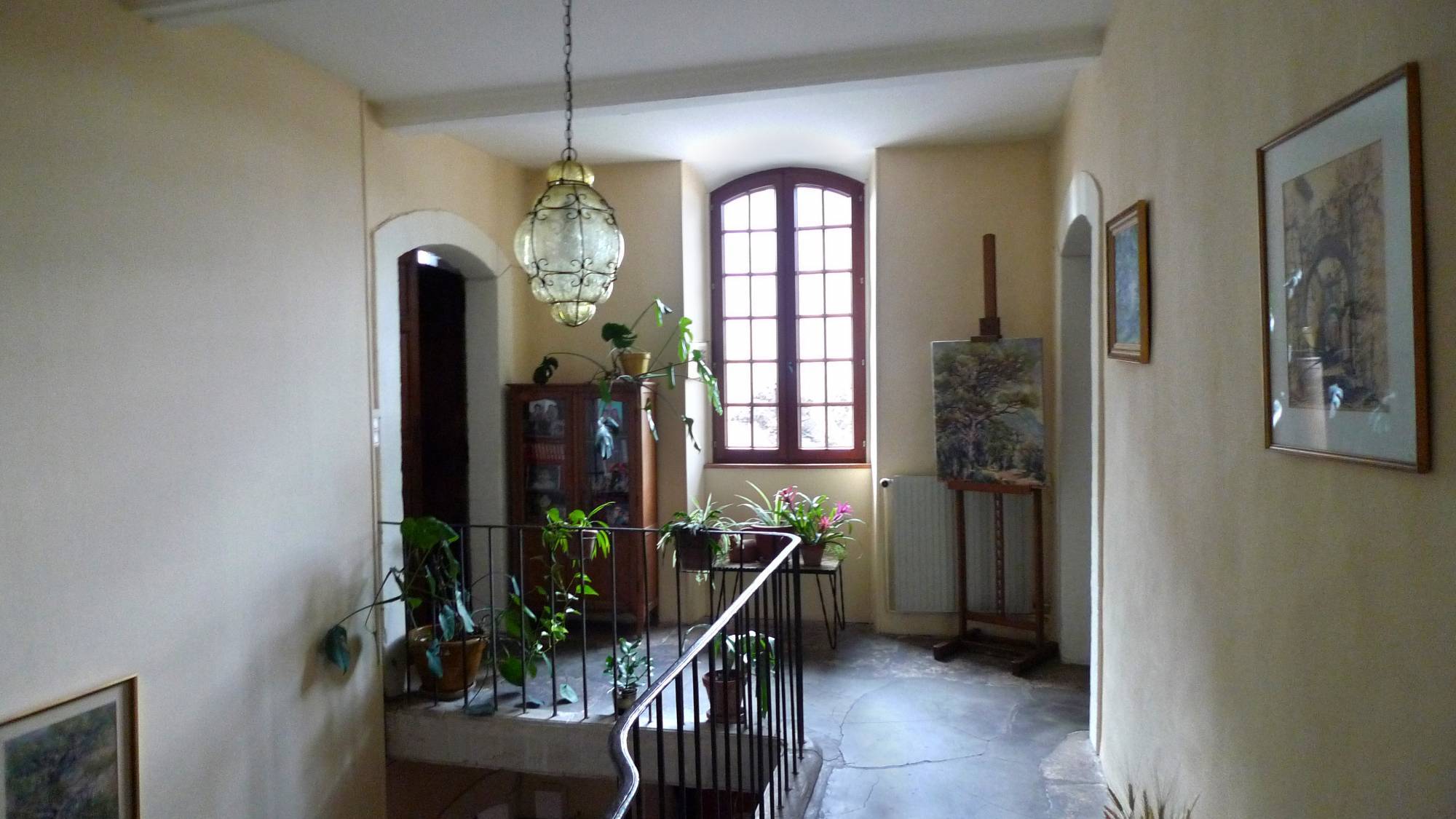 Ravissante maison de maître au cœur d'un village provençal vivant toute l'année