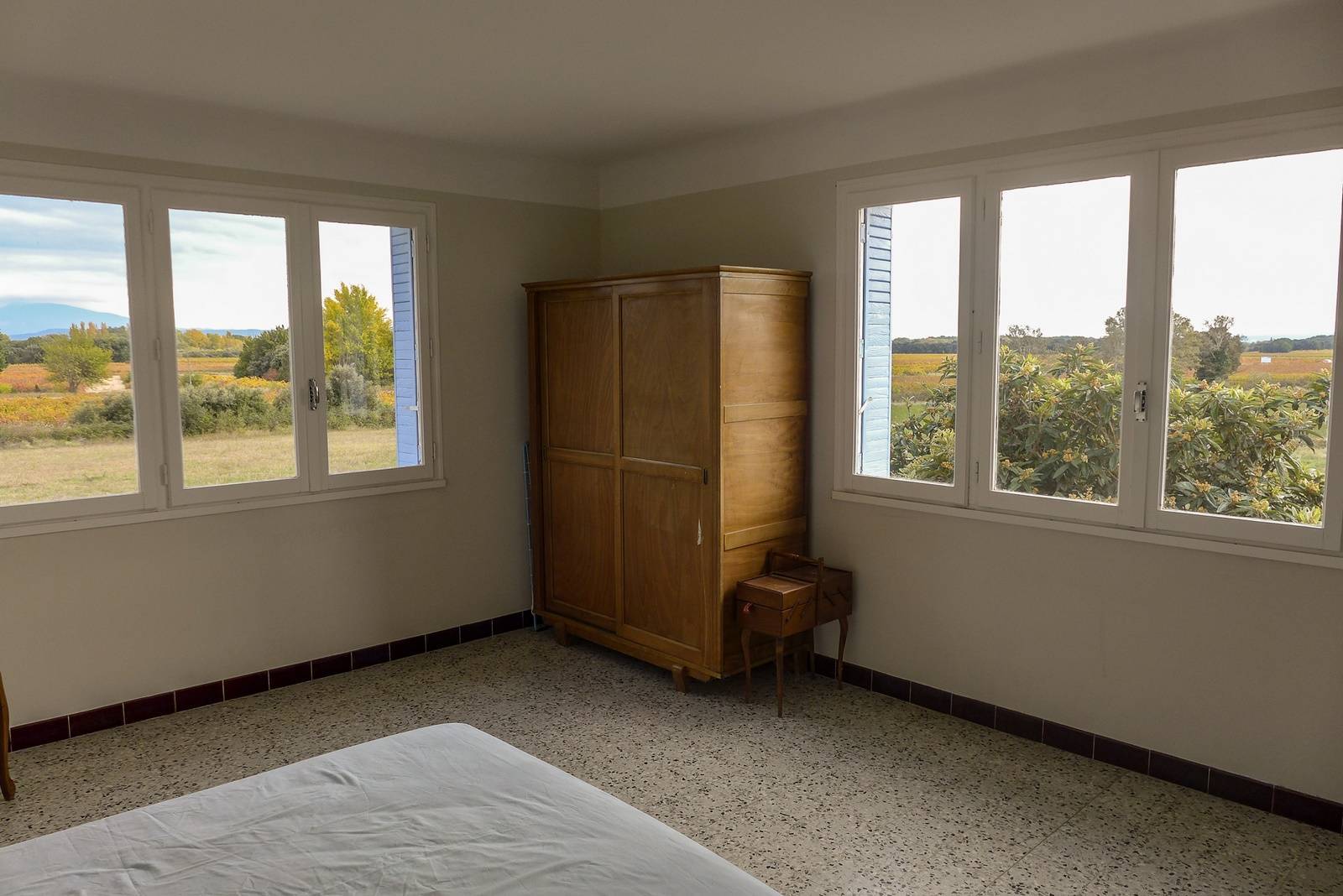 A vendre, ferme à restaurer avec partie habitable de 130m², terrain d'env. 1ha