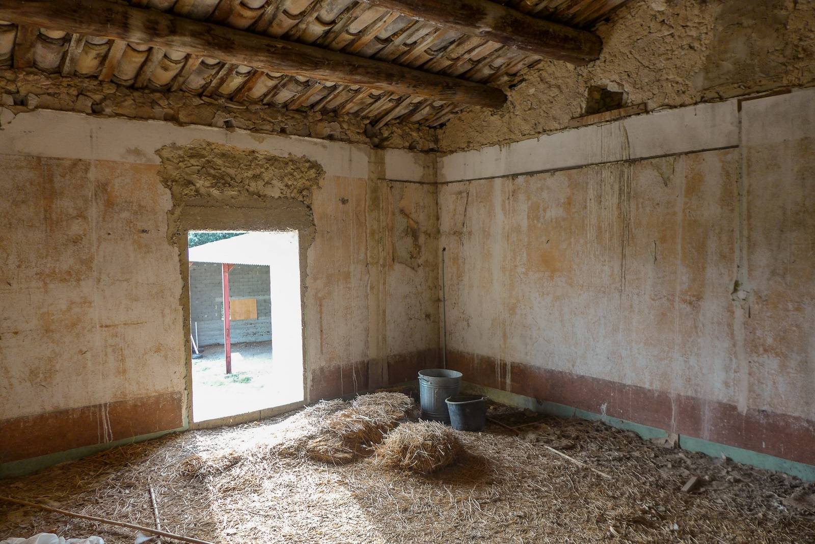 A vendre, ferme à restaurer avec partie habitable de 130m², terrain d'env. 1ha